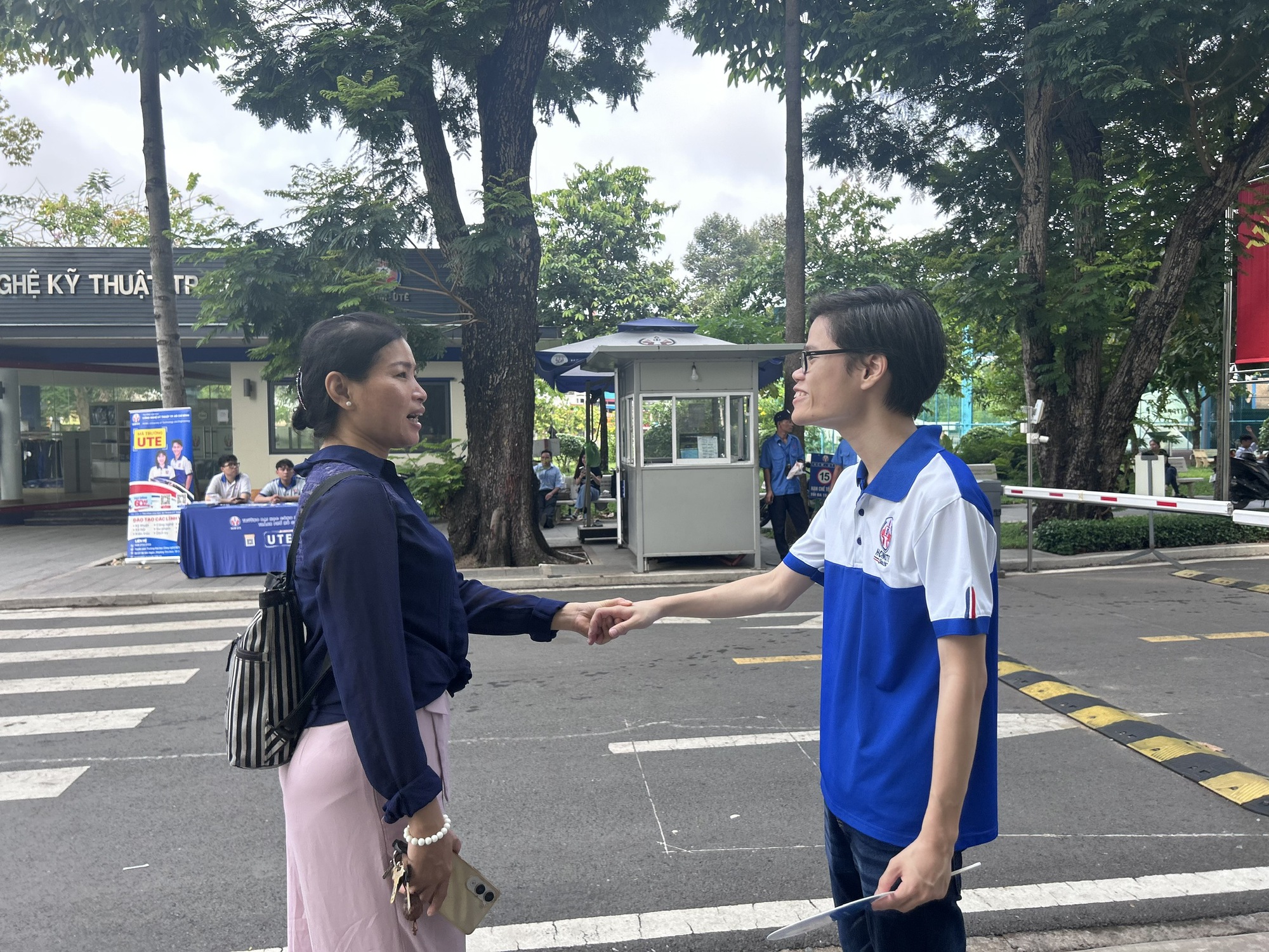 Thí sinh khóc vì quên giấy tờ, cả điểm thi cùng vào cuộc - Ảnh 4. Thí sinh khóc vì quên giấy tờ, cả điểm thi cùng vào cuộc - Ảnh 9.