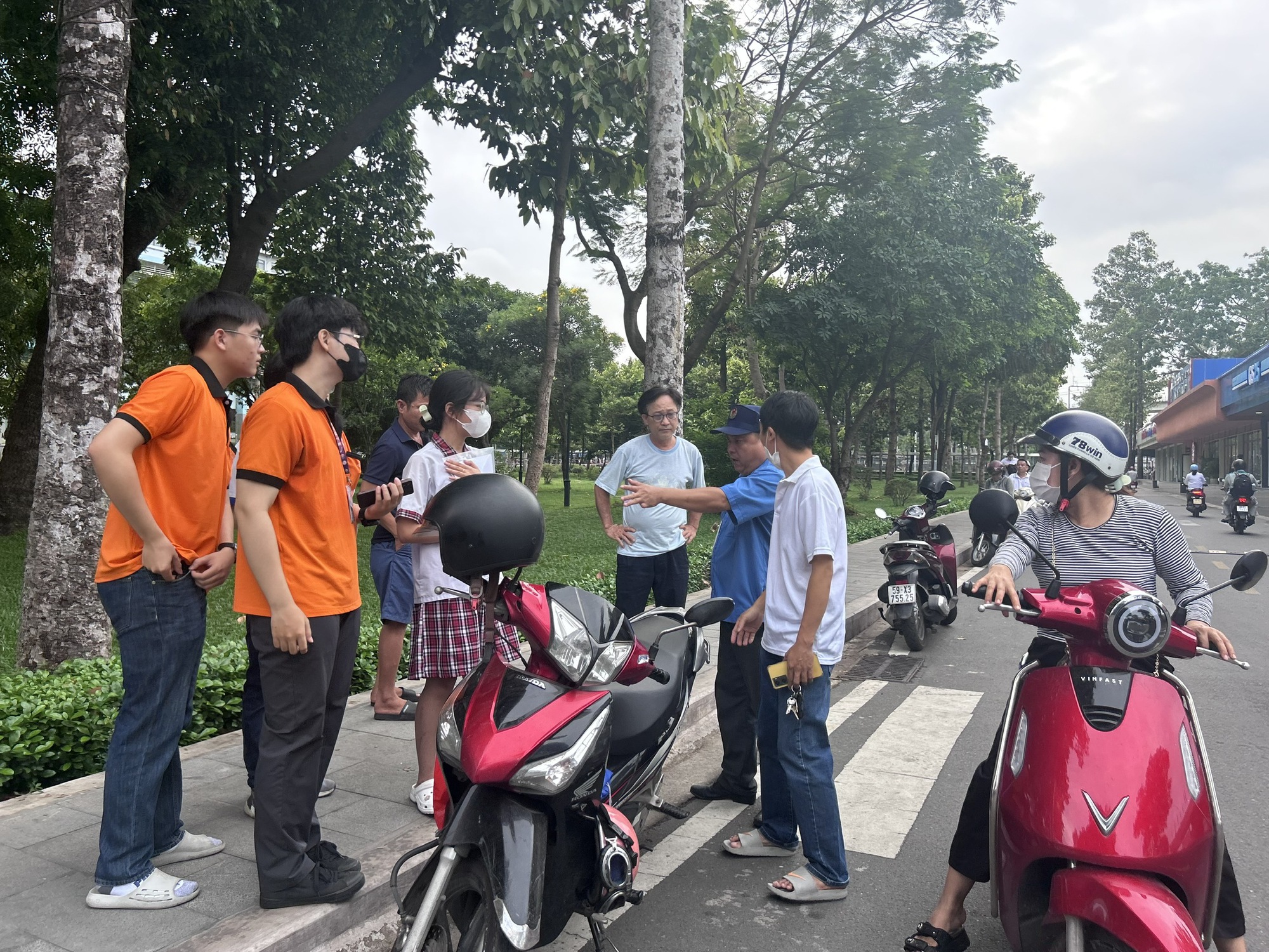 Thí sinh khóc vì quên giấy tờ, cả điểm thi cùng vào cuộc - Ảnh 1. Thí sinh khóc vì quên giấy tờ, cả điểm thi cùng vào cuộc - Ảnh 1.
