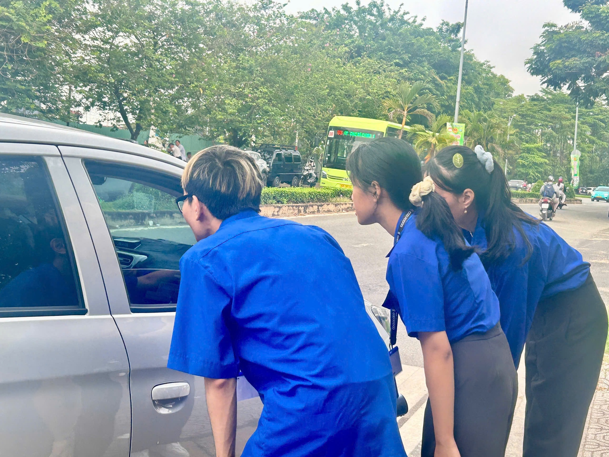 Phụ huynh cũng được tiếp sức mùa thi - Ảnh 3. Phụ huynh cũng được tiếp sức mùa thi - Ảnh 3.