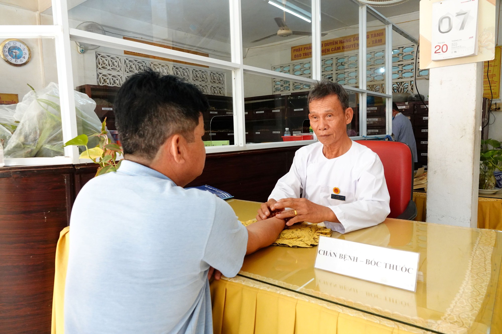 Hơn 50 năm khám bệnh, phát thuốc cho bệnh nhân nghèo- Ảnh 1.
