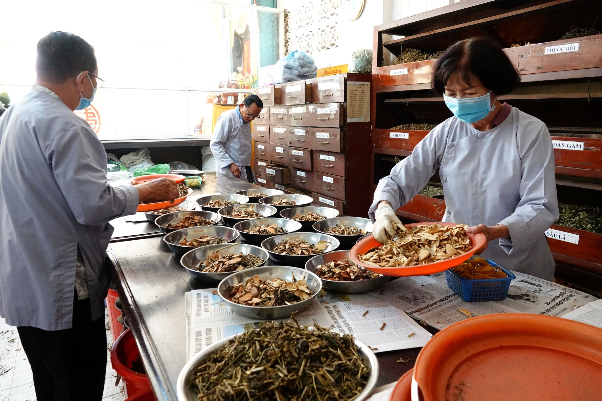 Hơn 50 năm khám bệnh, phát thuốc cho bệnh nhân nghèo- Ảnh 2.