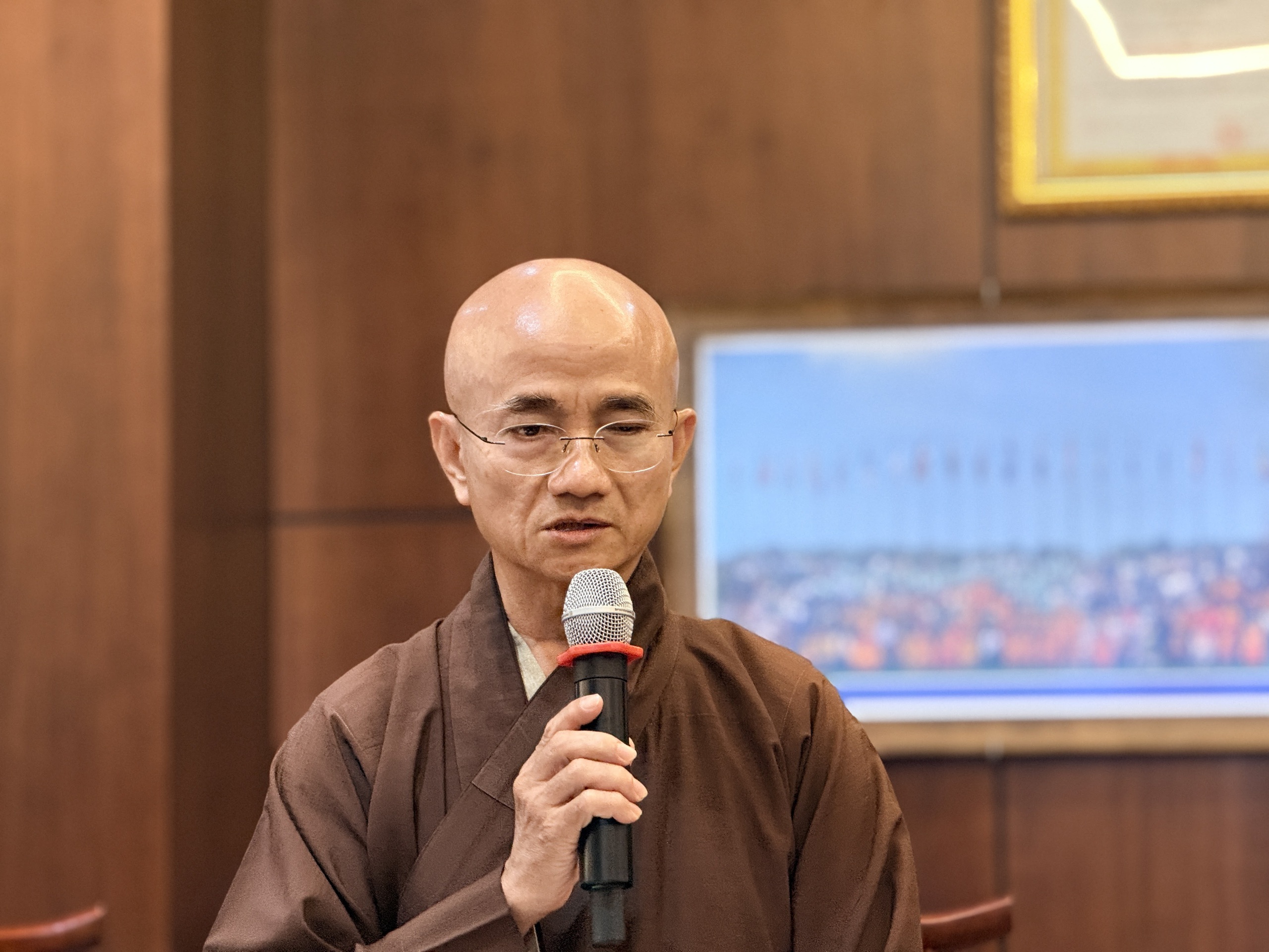 M&ugrave;a Phật đản đi ch&ugrave;a v&agrave; c&acirc;u hỏi: 'Sống vậy đ&atilde; b&igrave;nh an chưa?' - Ảnh 1.
