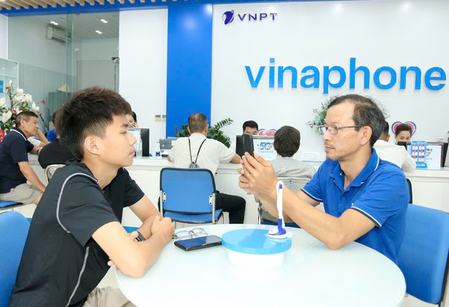 Nhà mạng hỗ trợ xác thực thông tin thuê bao di động tại nhà- Ảnh 1. Nhà mạng hỗ trợ xác thực thông tin thuê bao di động tại nhà- Ảnh 1.