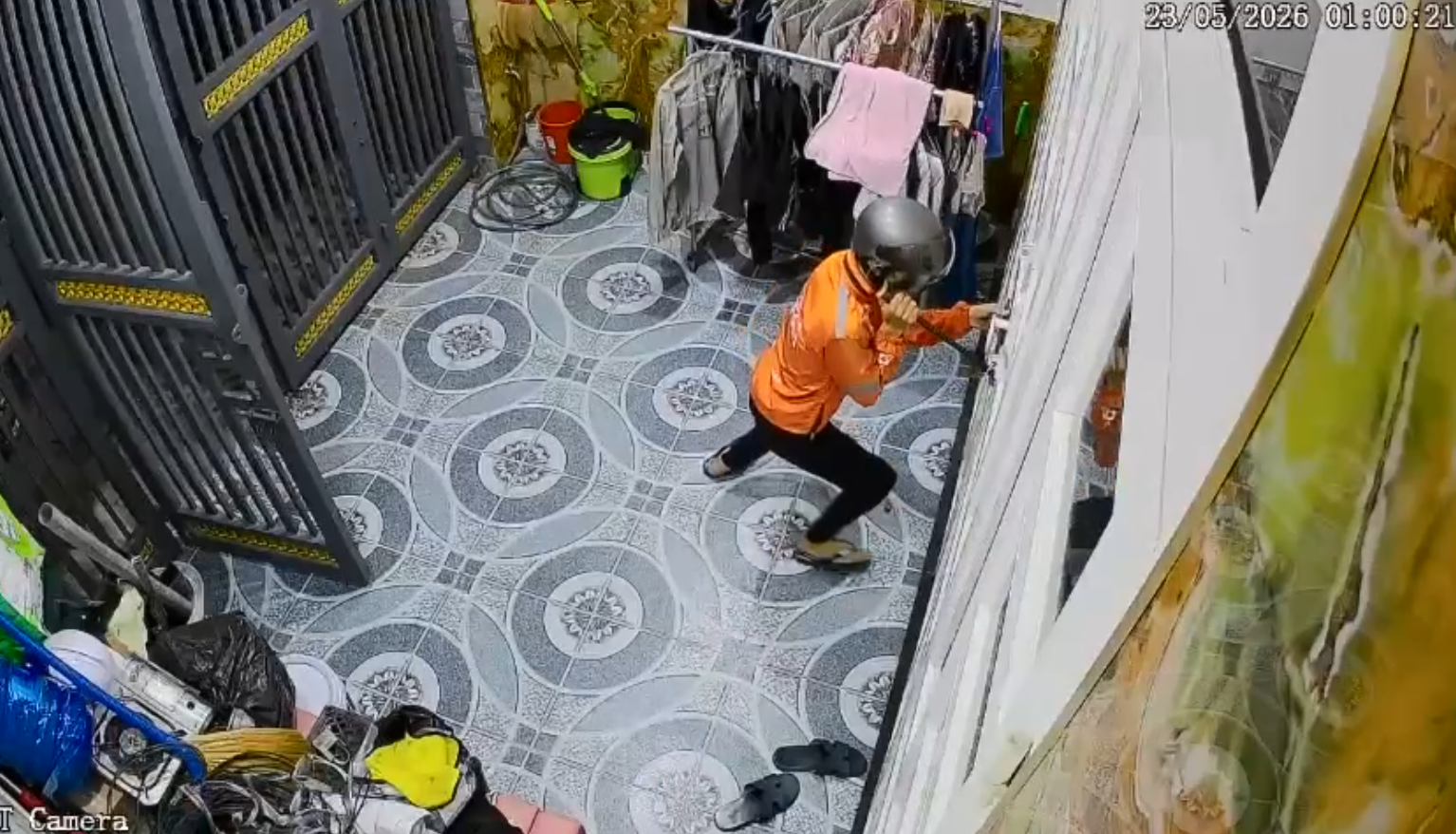 Công an TP.HCM bắt nhanh hai nghi phạm đột nhập nhà dân trộm két sắt- Ảnh 1. Công an TP.HCM bắt nhanh hai nghi phạm đột nhập nhà dân trộm két sắt- Ảnh 1.
