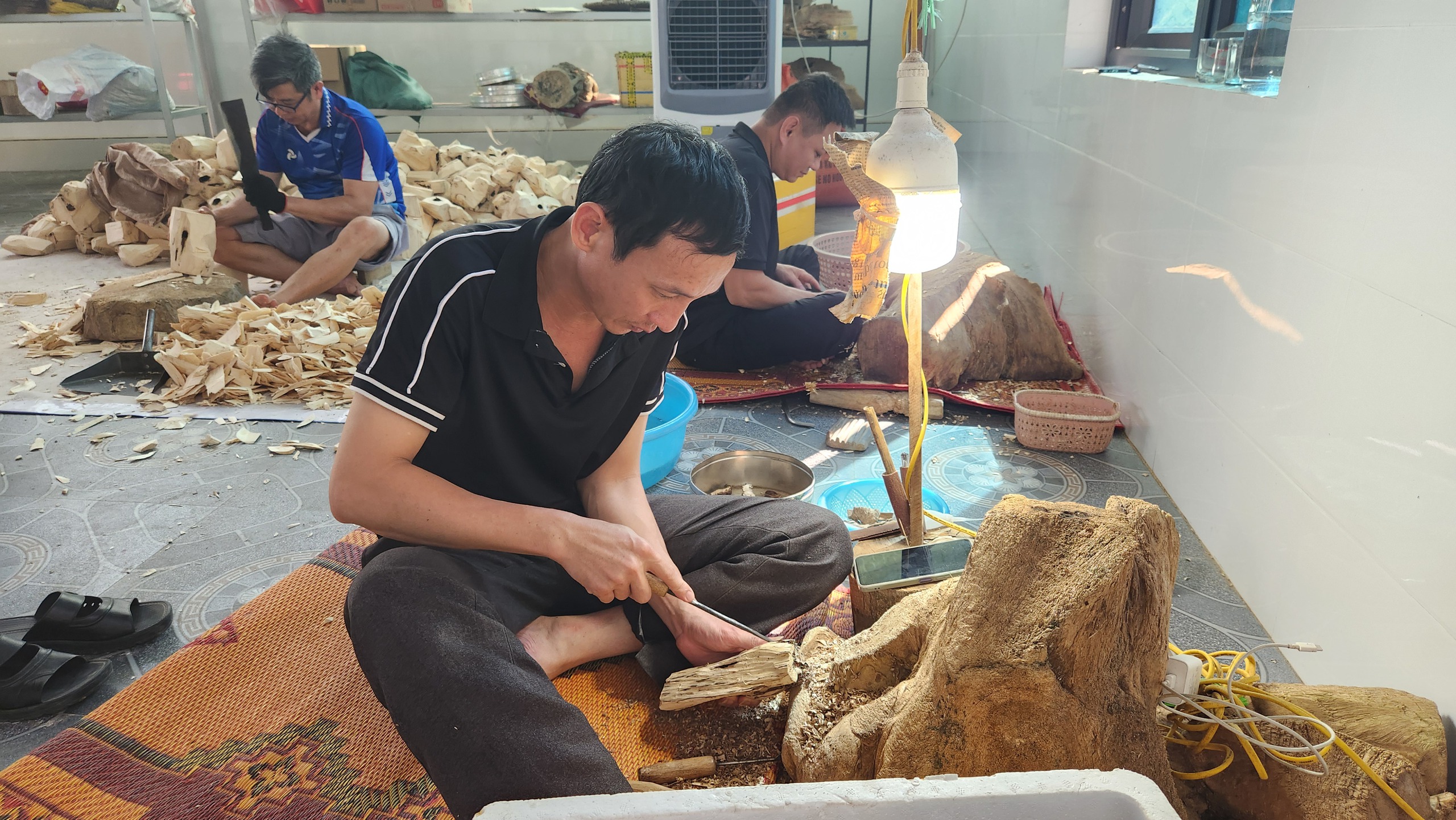 Nghề trầm dưới dãy Trường Sơn: Từ linh khí đại ngàn đến báu vật trong vườn nhà- Ảnh 4.