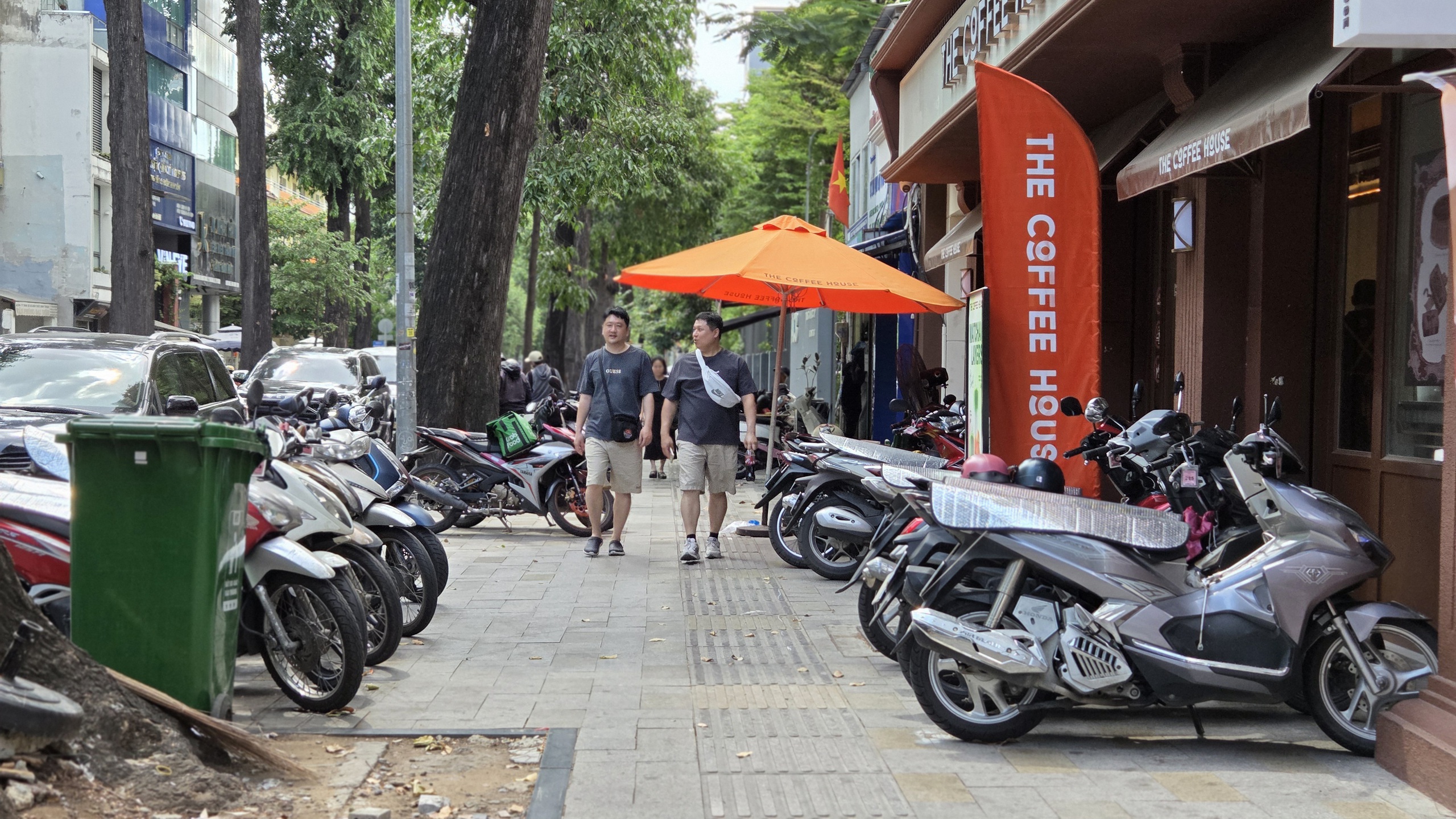 TP.HCM xử lý mạnh việc lấn chiếm vỉa hè- Ảnh 1. TP.HCM xử lý mạnh việc lấn chiếm vỉa hè- Ảnh 1.