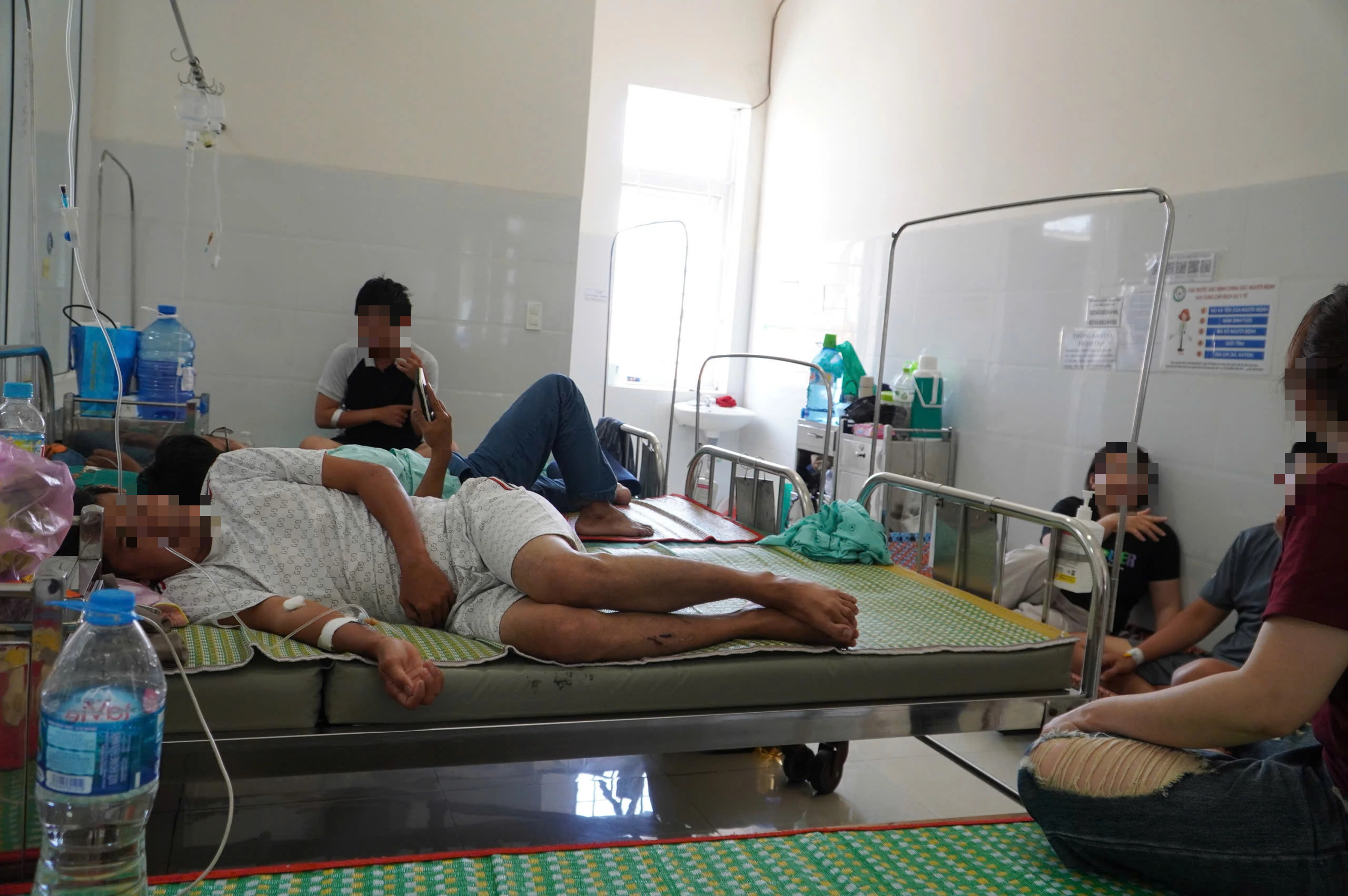 Hàng chục người nhập viện sau khi ăn bánh mì, nghi ngộ độc thực phẩm - Ảnh 1.