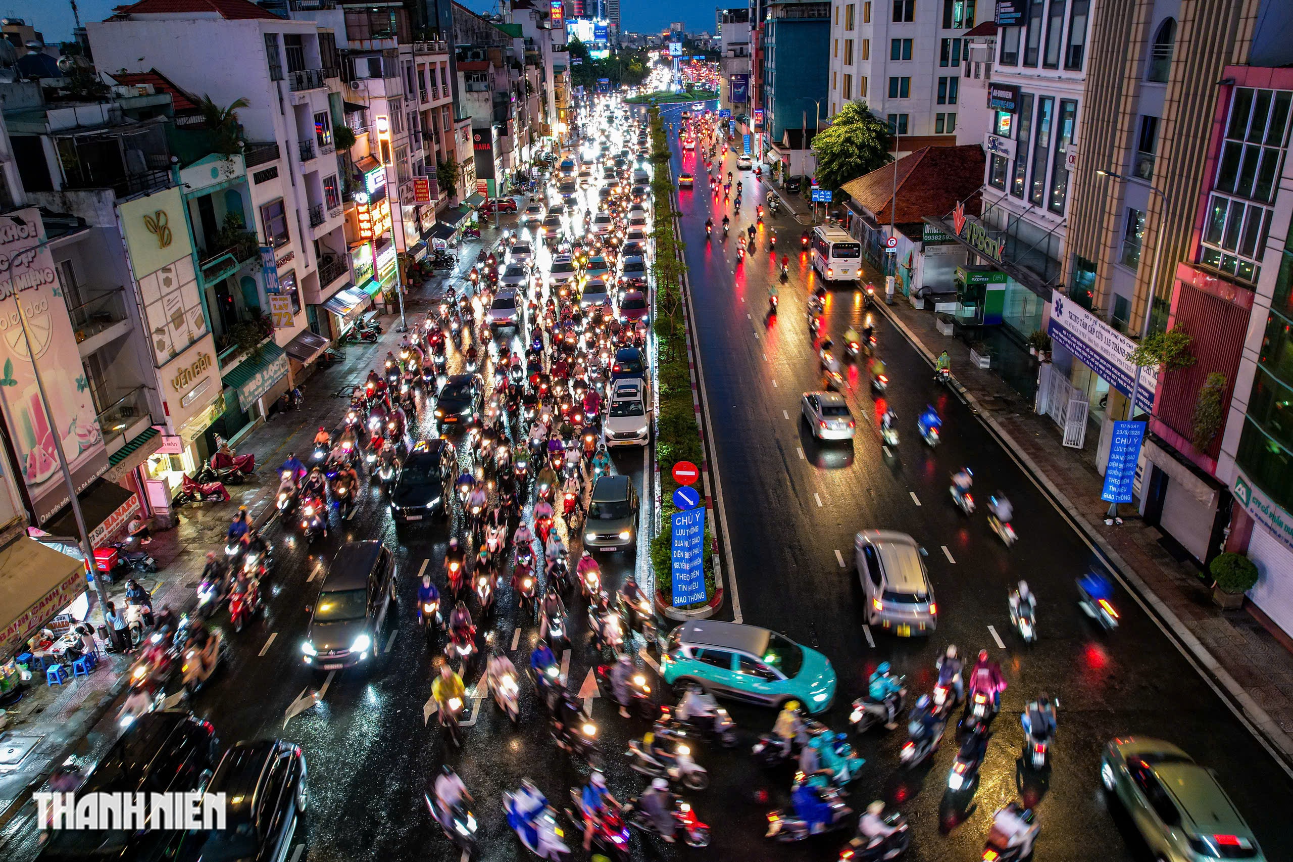 Mưa lớn giờ tan tầm, giao thông qua vòng xoay Điện Biên Phủ chiều nay thế nào? - Ảnh 3.