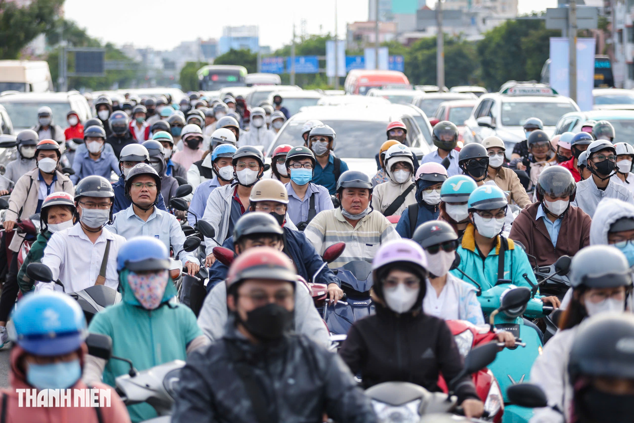 Nhiều người vẫn đi nhầm, CSGT hướng dẫn tr&aacute;nh kẹt ở v&ograve;ng xoay Điện Bi&ecirc;n Phủ - Ảnh 6.