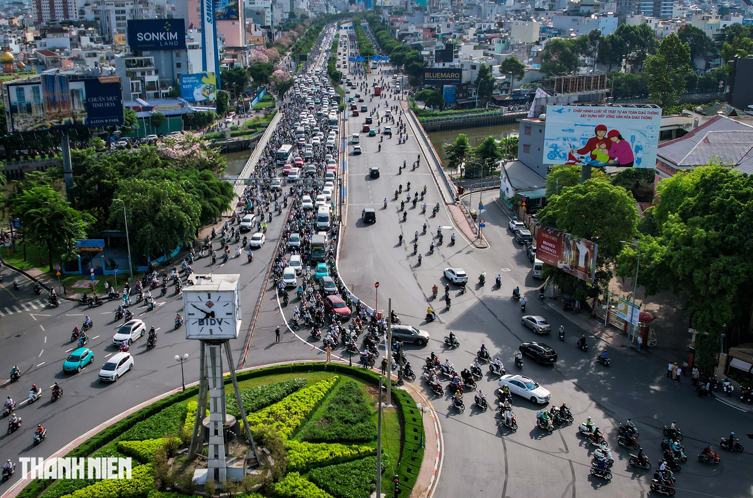 Nhiều người vẫn đi nhầm, CSGT hướng dẫn tr&aacute;nh kẹt ở v&ograve;ng xoay Điện Bi&ecirc;n Phủ - Ảnh 8.
