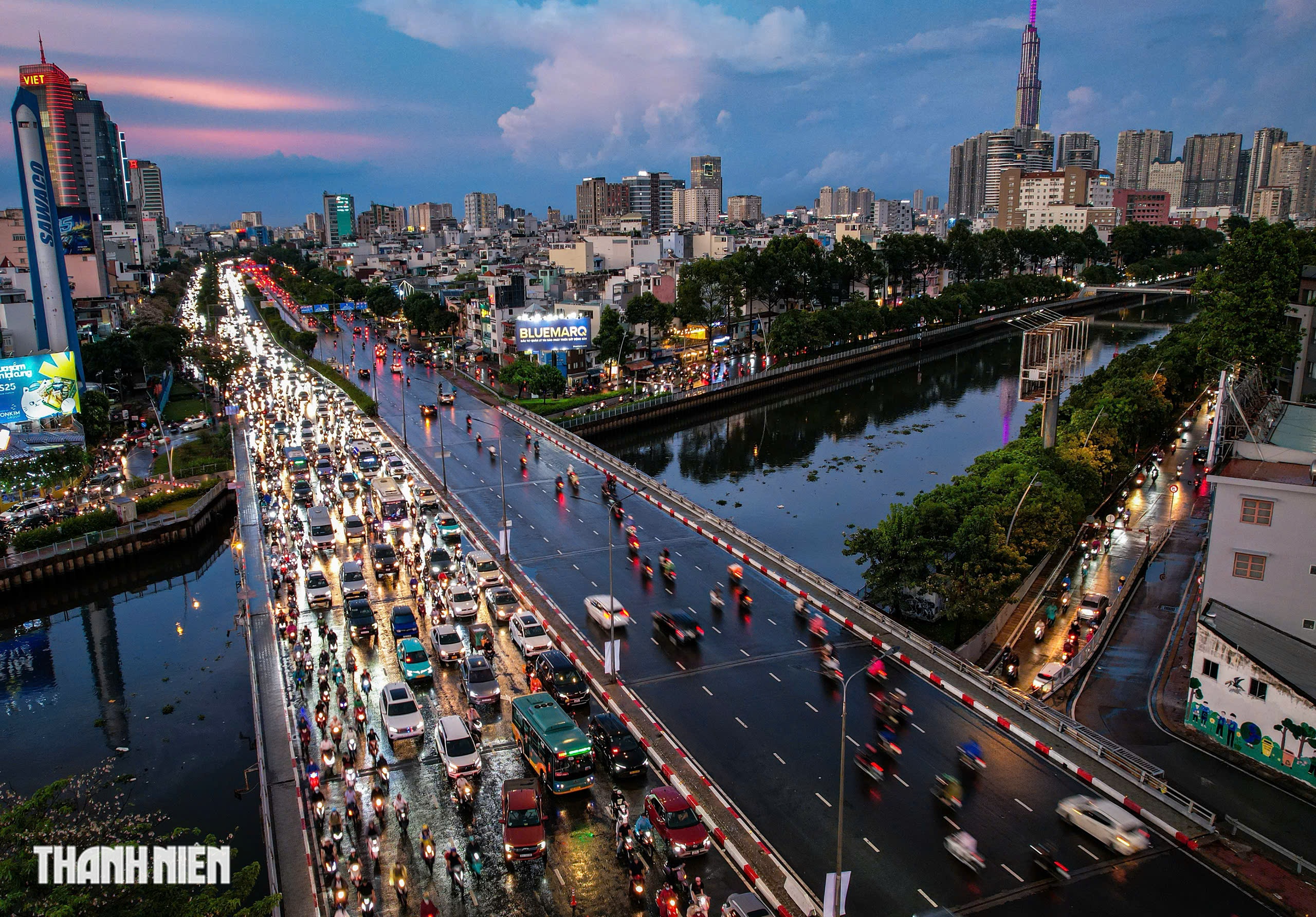 Mưa lớn giờ tan tầm, giao thông qua vòng xoay Điện Biên Phủ chiều nay thế nào? - Ảnh 4.