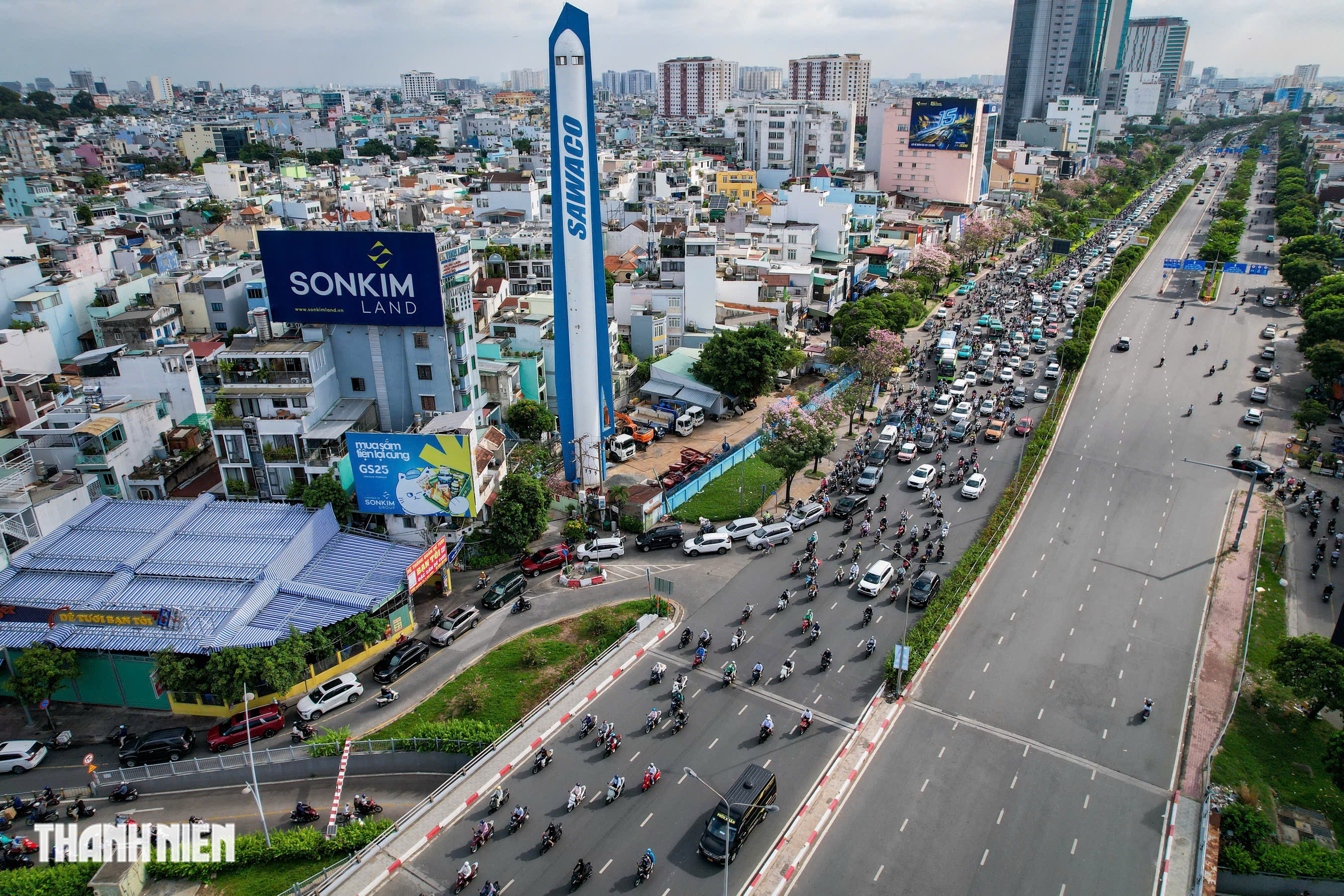 Nhiều người vẫn đi nhầm, CSGT hướng dẫn tr&aacute;nh kẹt ở v&ograve;ng xoay Điện Bi&ecirc;n Phủ - Ảnh 9.