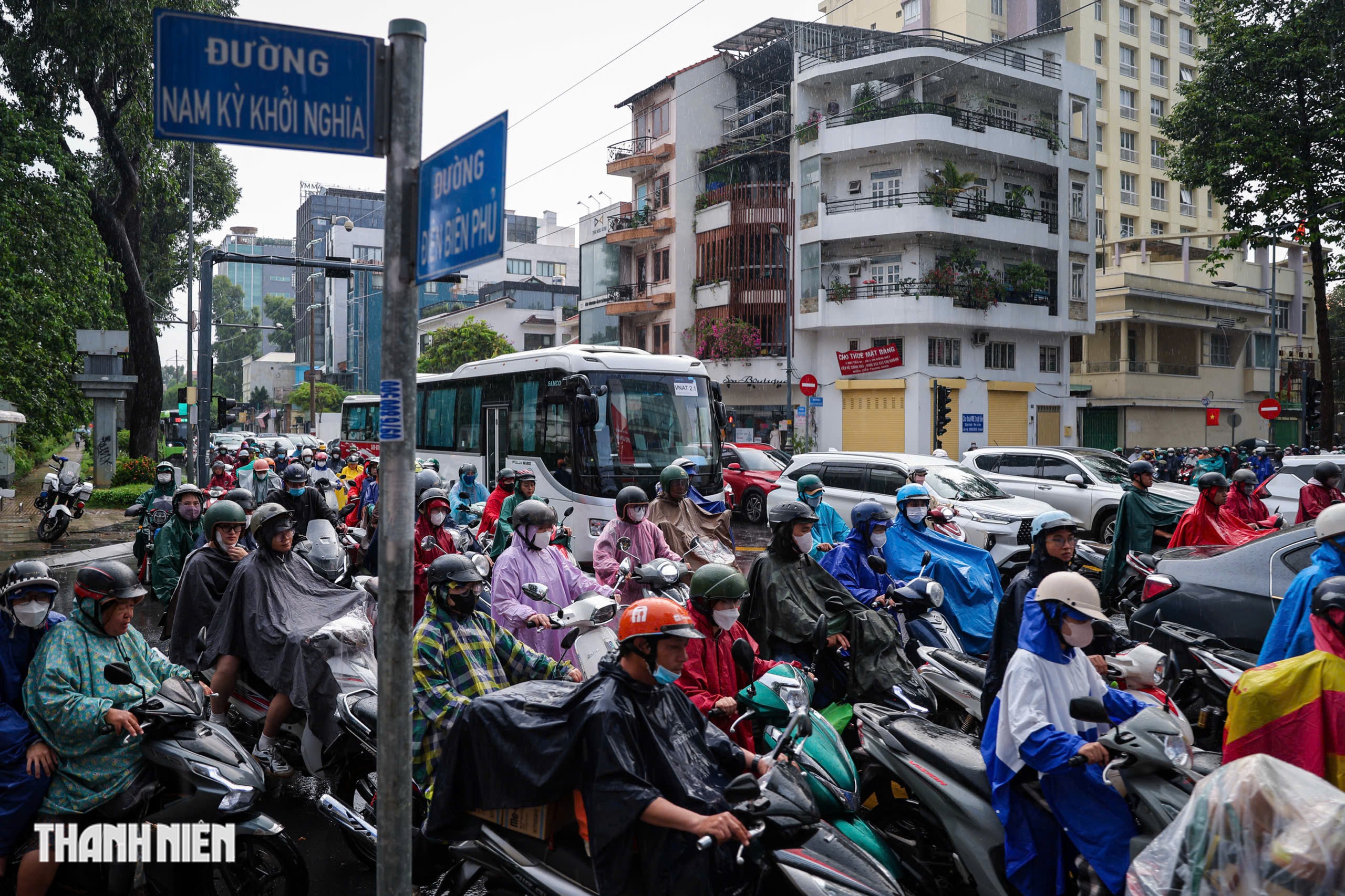 Mưa lớn giờ tan tầm, giao thông qua vòng xoay Điện Biên Phủ chiều nay thế nào? - Ảnh 8.