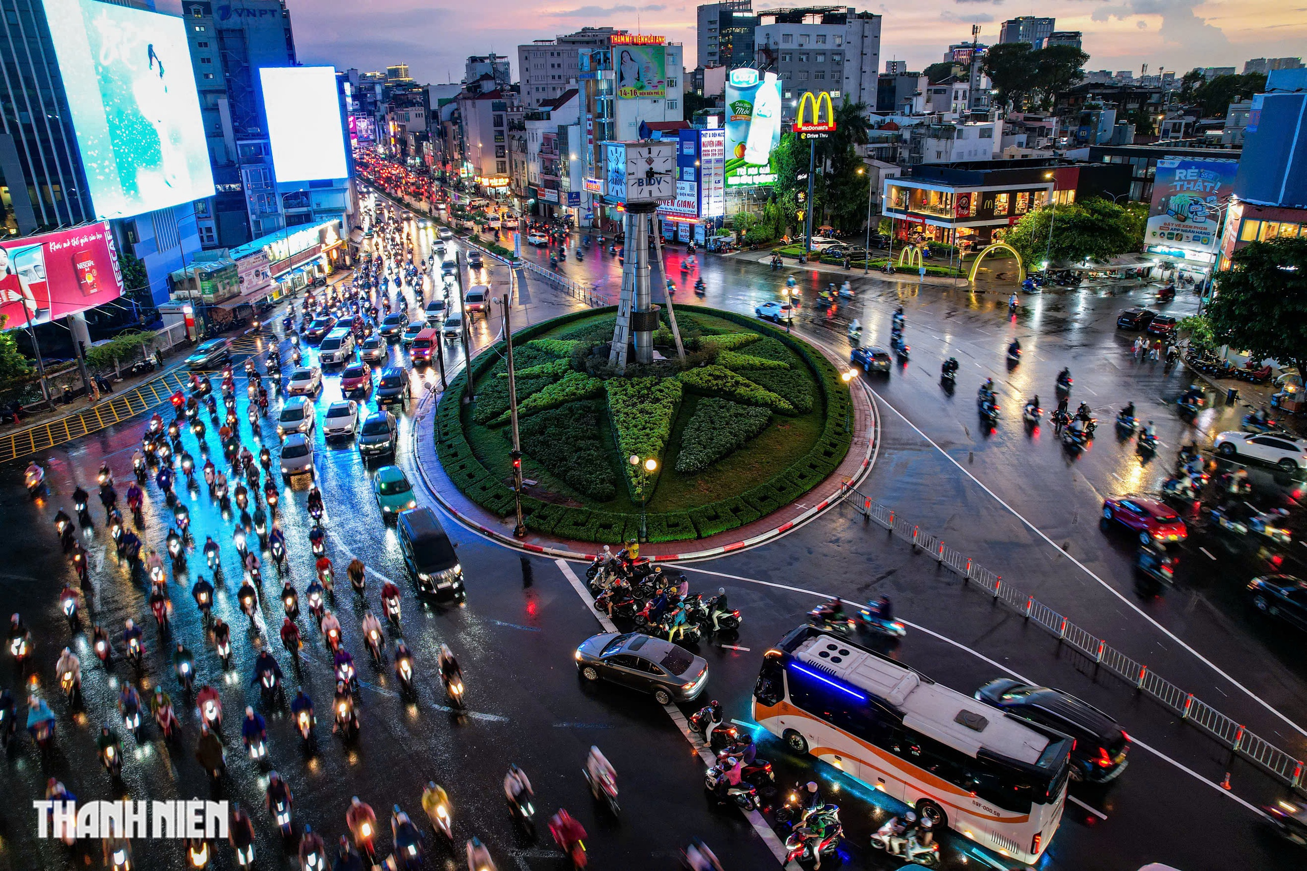 Mưa lớn giờ tan tầm, giao thông qua vòng xoay Điện Biên Phủ chiều nay thế nào? - Ảnh 2.