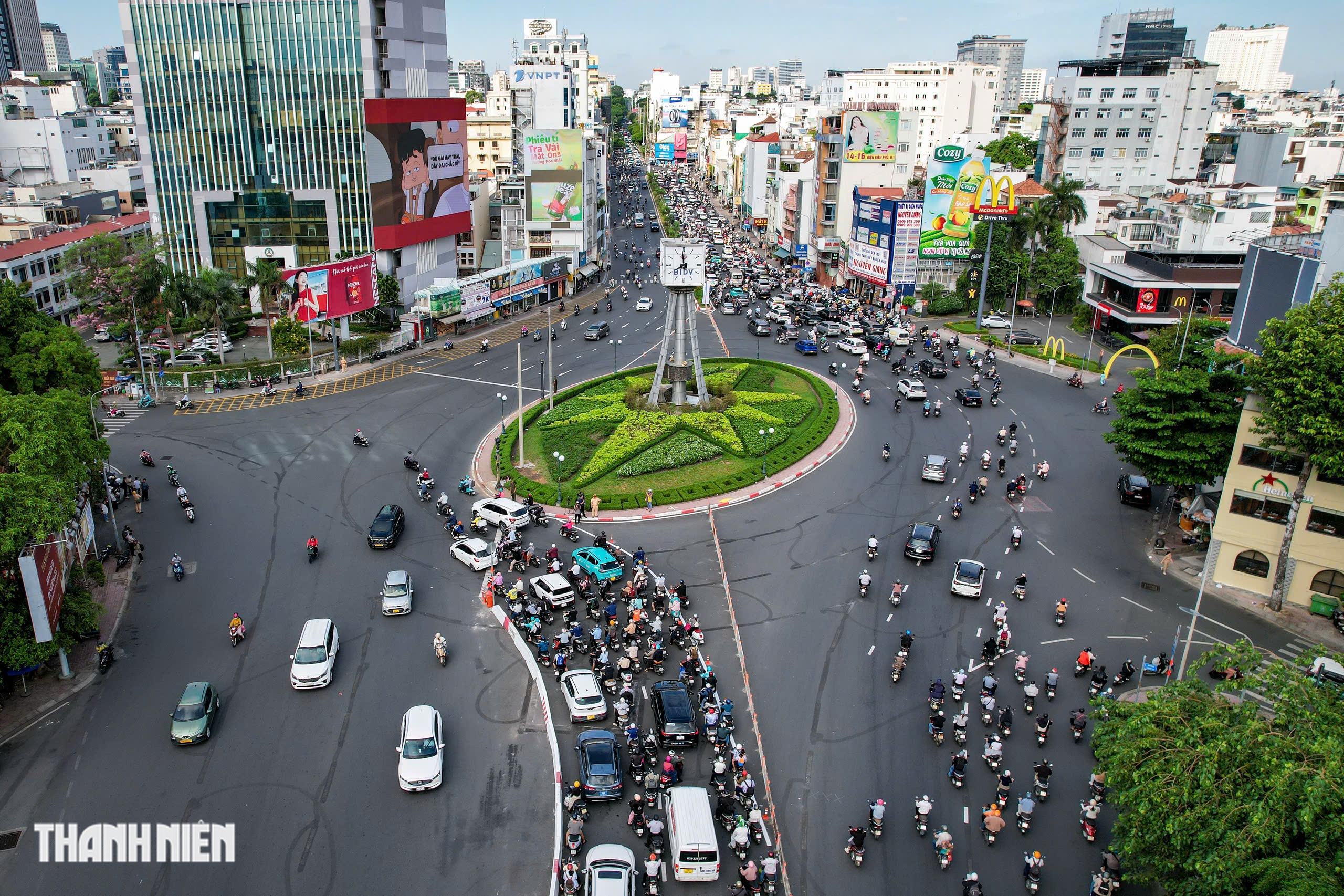 Nhiều người vẫn đi nhầm, CSGT hướng dẫn tr&aacute;nh kẹt ở v&ograve;ng xoay Điện Bi&ecirc;n Phủ - Ảnh 1.