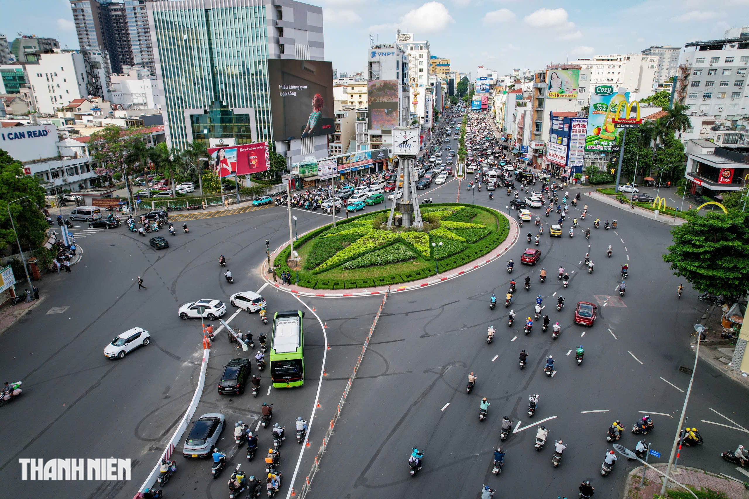 Nhiều người vẫn đi nhầm, CSGT hướng dẫn tr&aacute;nh kẹt ở v&ograve;ng xoay Điện Bi&ecirc;n Phủ - Ảnh 12.