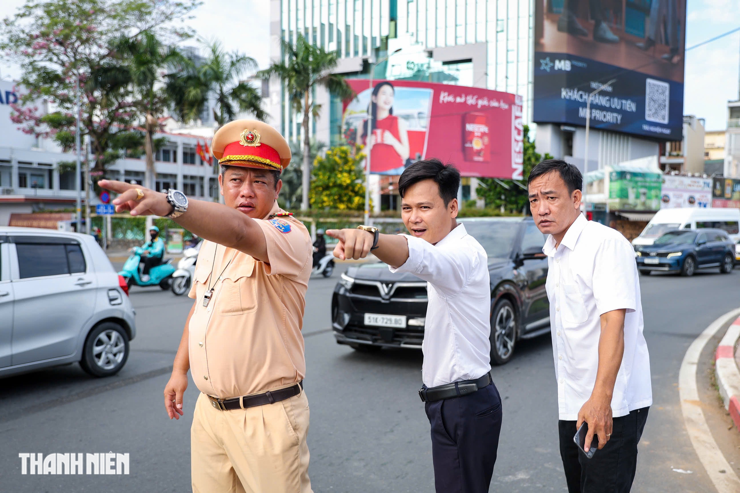 Nhiều người vẫn đi nhầm, CSGT hướng dẫn tr&aacute;nh kẹt ở v&ograve;ng xoay Điện Bi&ecirc;n Phủ - Ảnh 13.