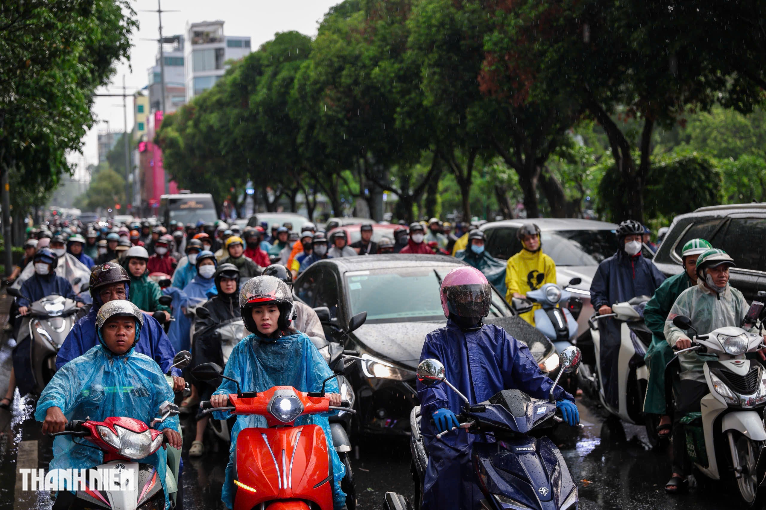 Mưa lớn giờ tan tầm, giao thông qua vòng xoay Điện Biên Phủ chiều nay thế nào? - Ảnh 10.