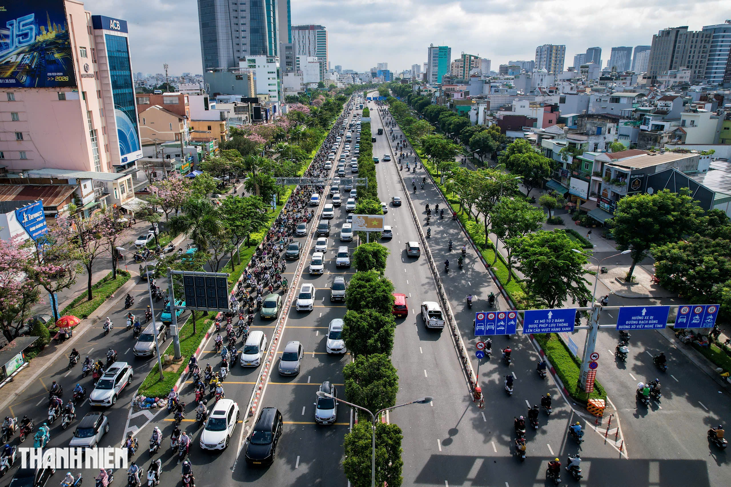 Nhiều người vẫn đi nhầm, CSGT hướng dẫn tr&aacute;nh kẹt ở v&ograve;ng xoay Điện Bi&ecirc;n Phủ - Ảnh 7.