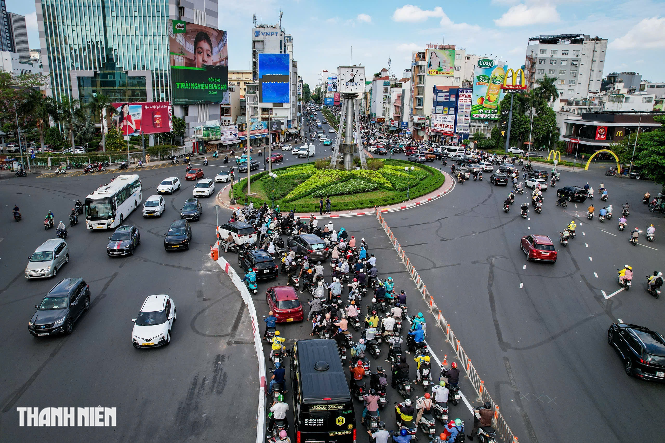 Nhiều người vẫn đi nhầm, CSGT hướng dẫn tr&aacute;nh kẹt ở v&ograve;ng xoay Điện Bi&ecirc;n Phủ - Ảnh 10.
