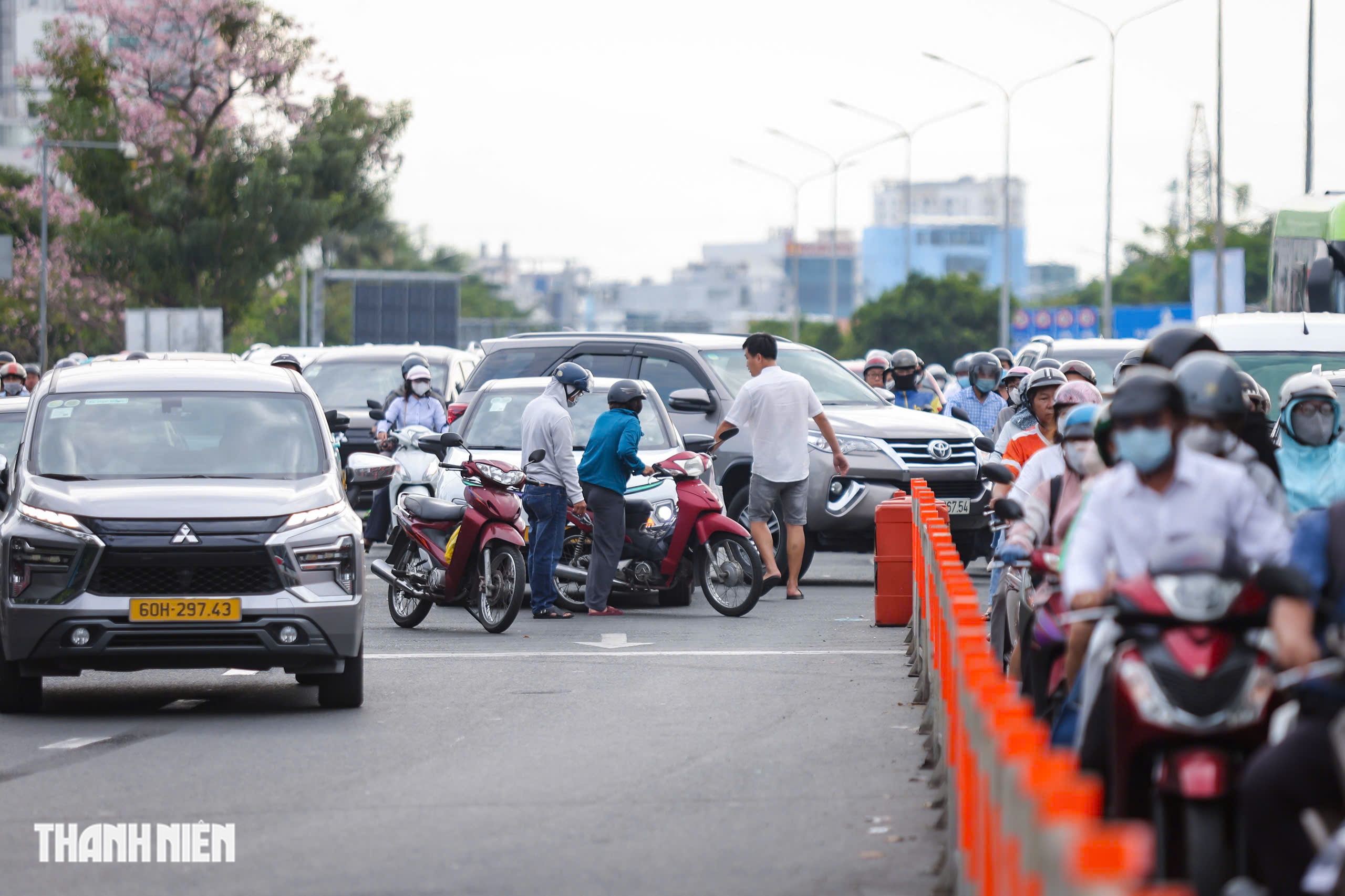 Nhiều người vẫn đi nhầm, CSGT hướng dẫn tr&aacute;nh kẹt ở v&ograve;ng xoay Điện Bi&ecirc;n Phủ - Ảnh 5.