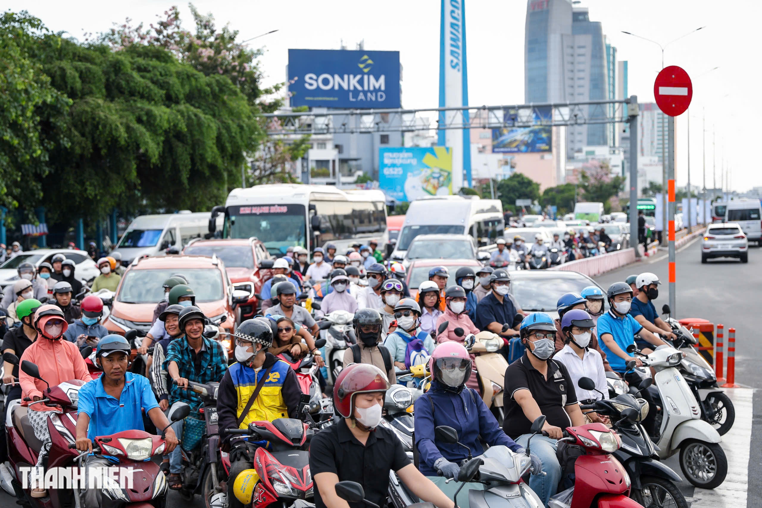 Nhiều người vẫn đi nhầm, CSGT hướng dẫn tr&aacute;nh kẹt ở v&ograve;ng xoay Điện Bi&ecirc;n Phủ - Ảnh 3.