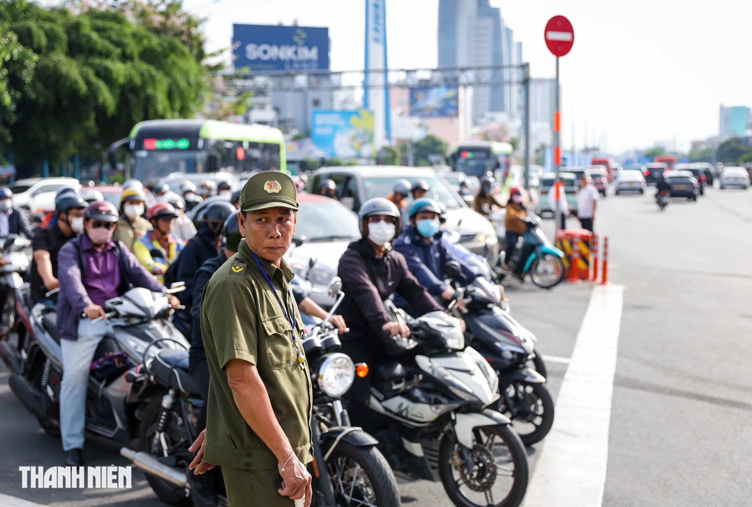 Nhiều người vẫn đi nhầm, CSGT hướng dẫn tr&aacute;nh kẹt ở v&ograve;ng xoay Điện Bi&ecirc;n Phủ - Ảnh 15.
