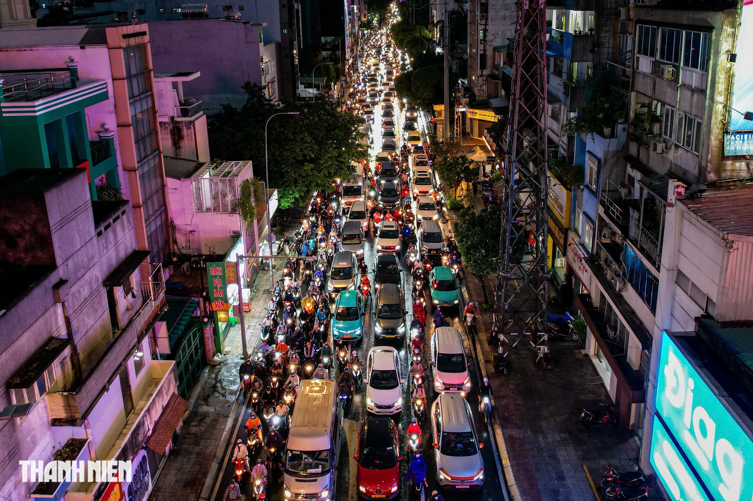 Mưa lớn giờ tan tầm, giao thông qua vòng xoay Điện Biên Phủ chiều nay thế nào? - Ảnh 5.