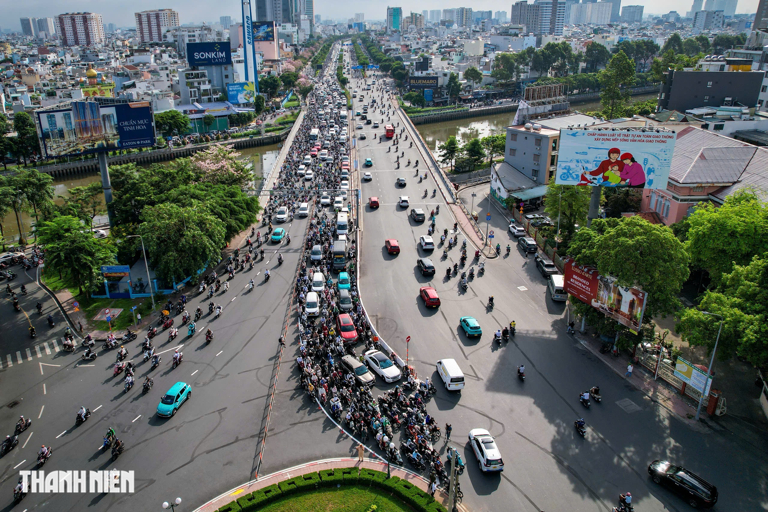 TP.HCM mở thêm làn rẽ trái ở vòng xoay Điện Biên Phủ sau nhiều ngày ùn xe- Ảnh 1. TP.HCM mở thêm làn rẽ trái ở vòng xoay Điện Biên Phủ sau nhiều ngày ùn xe- Ảnh 1.