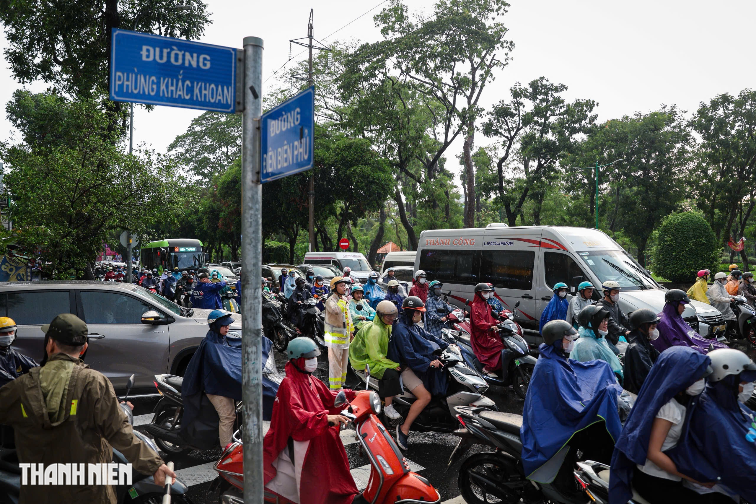 Mưa lớn giờ tan tầm, giao thông qua vòng xoay Điện Biên Phủ chiều nay thế nào? - Ảnh 7.