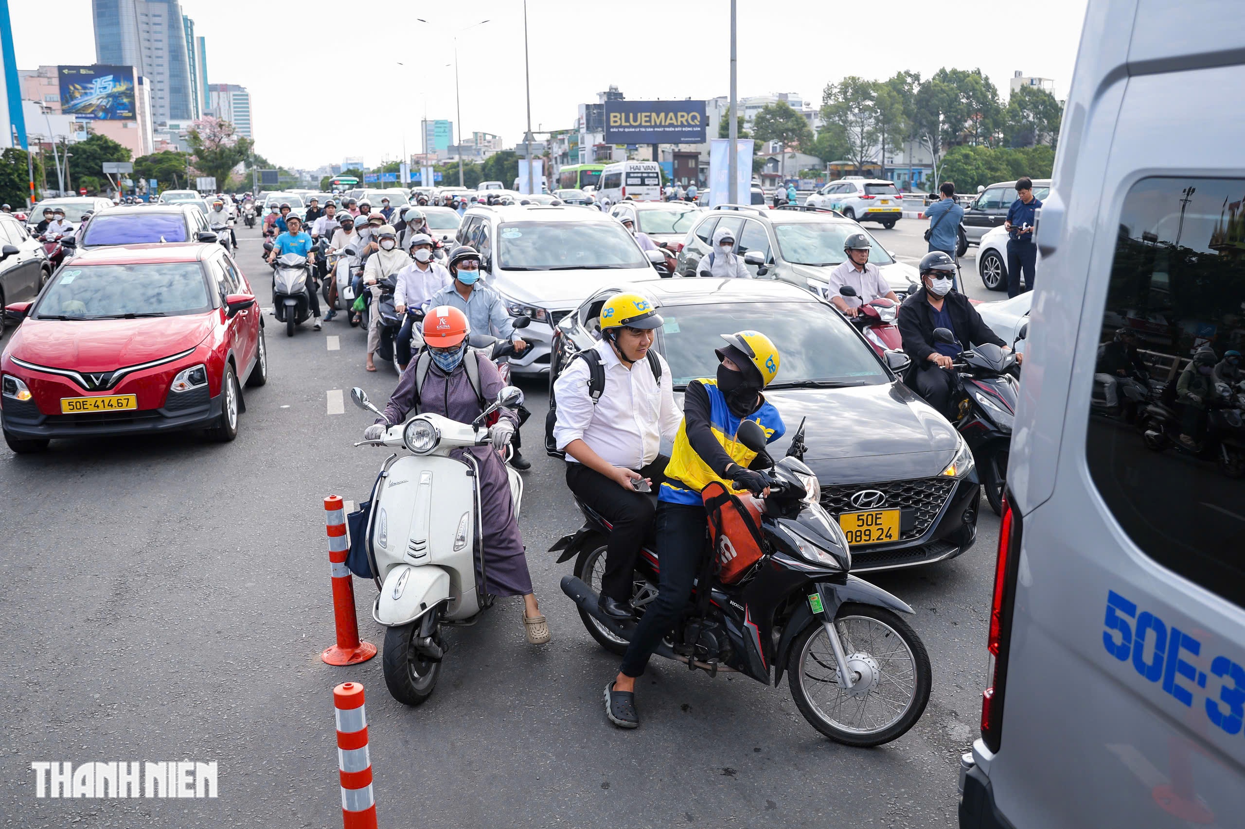 Nhiều người vẫn đi nhầm, CSGT hướng dẫn tr&aacute;nh kẹt ở v&ograve;ng xoay Điện Bi&ecirc;n Phủ - Ảnh 4.