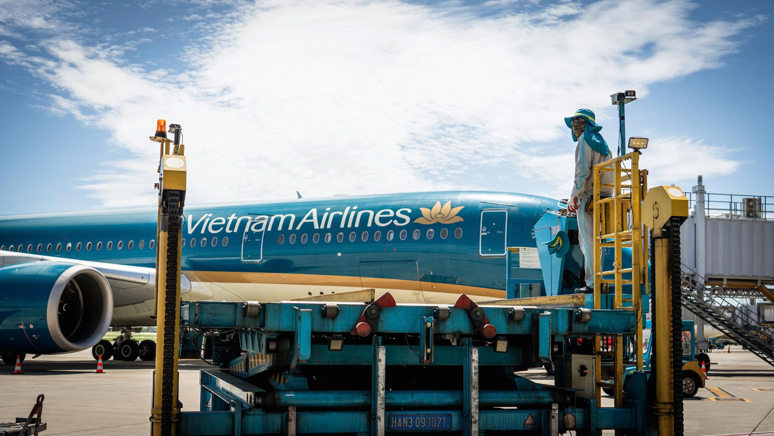 Sân bay Nội Bài chạm mốc kỷ lục 71°C, như 'chiếc chảo rang khổng lồ' - Ảnh 8.