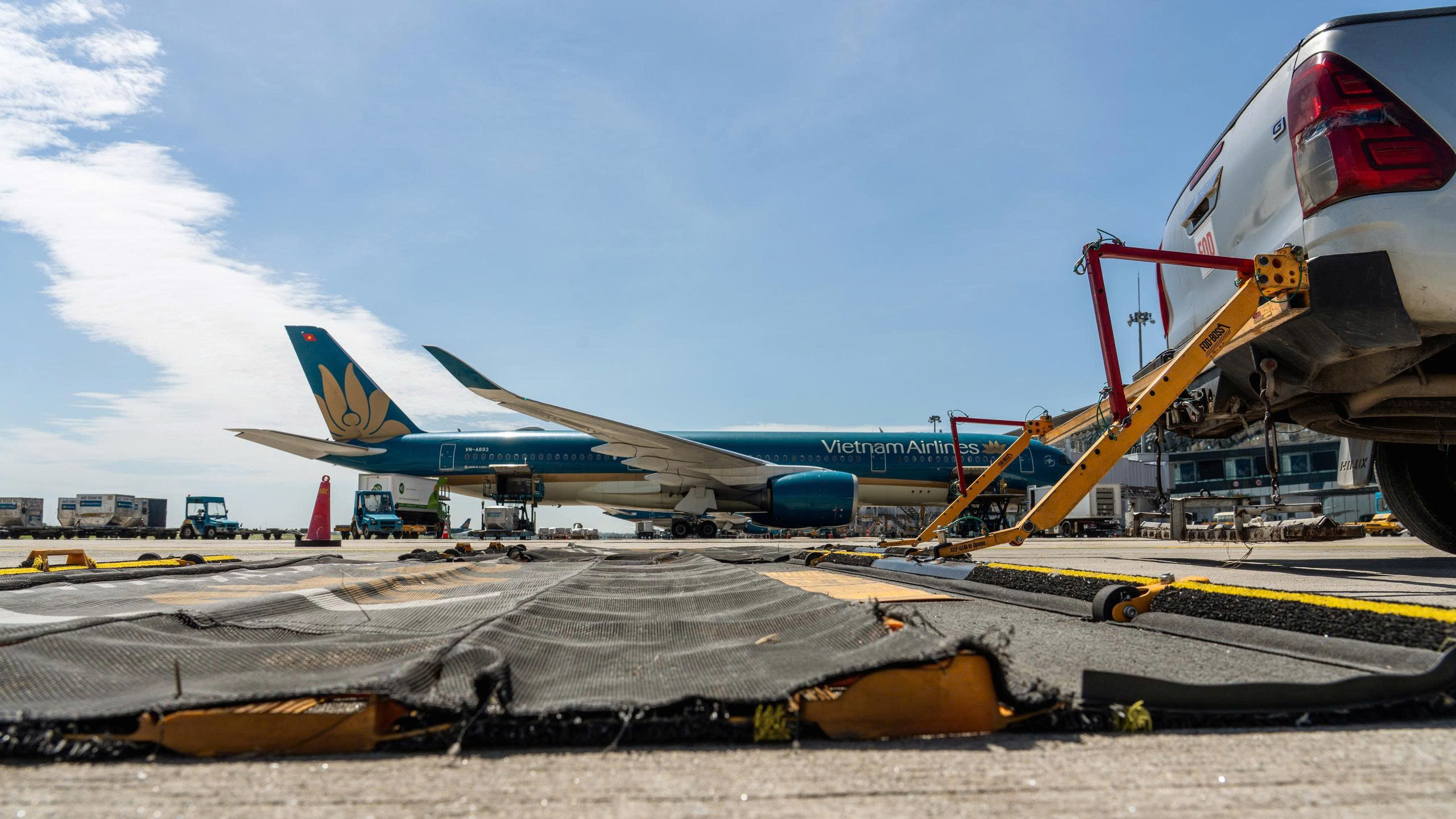 Sân bay Nội Bài chạm mốc kỷ lục 71°C, như 'chiếc chảo rang khổng lồ' - Ảnh 7.