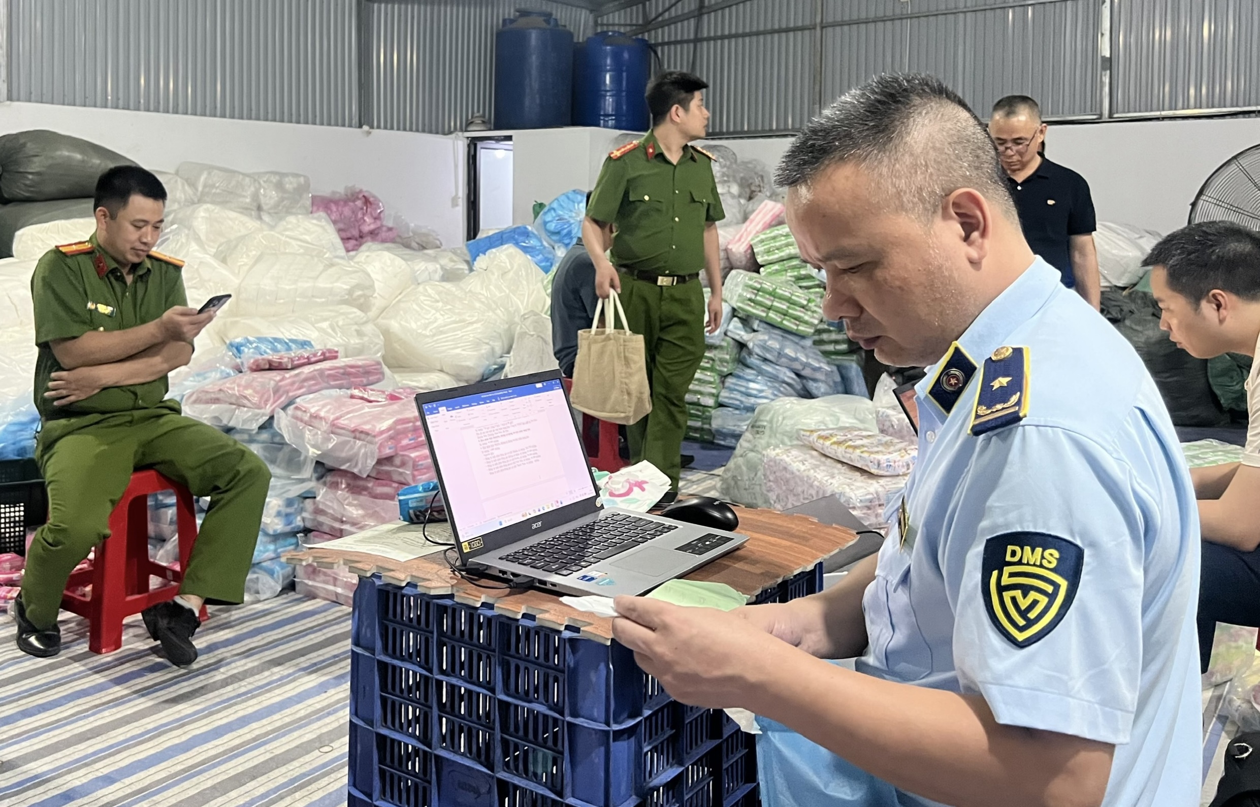 Hưng Yên: Bắt nữ giám đốc sản xuất băng vệ sinh giả quy mô lớn- Ảnh 2. Hưng Yên: Bắt nữ giám đốc sản xuất băng vệ sinh giả quy mô lớn- Ảnh 2.