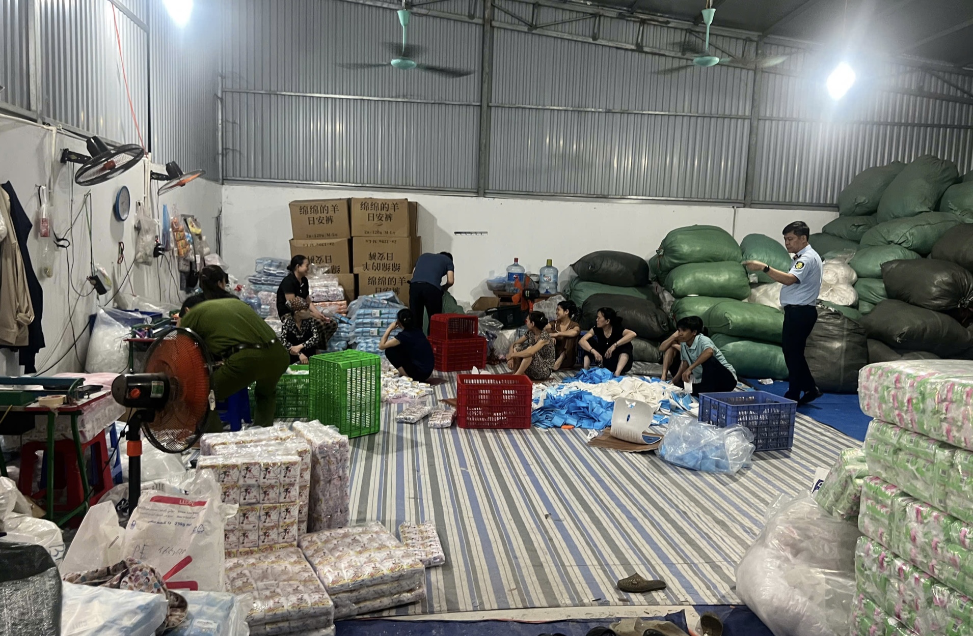 Hưng Yên: Bắt nữ giám đốc sản xuất băng vệ sinh giả quy mô lớn- Ảnh 1. Hưng Yên: Bắt nữ giám đốc sản xuất băng vệ sinh giả quy mô lớn- Ảnh 1.