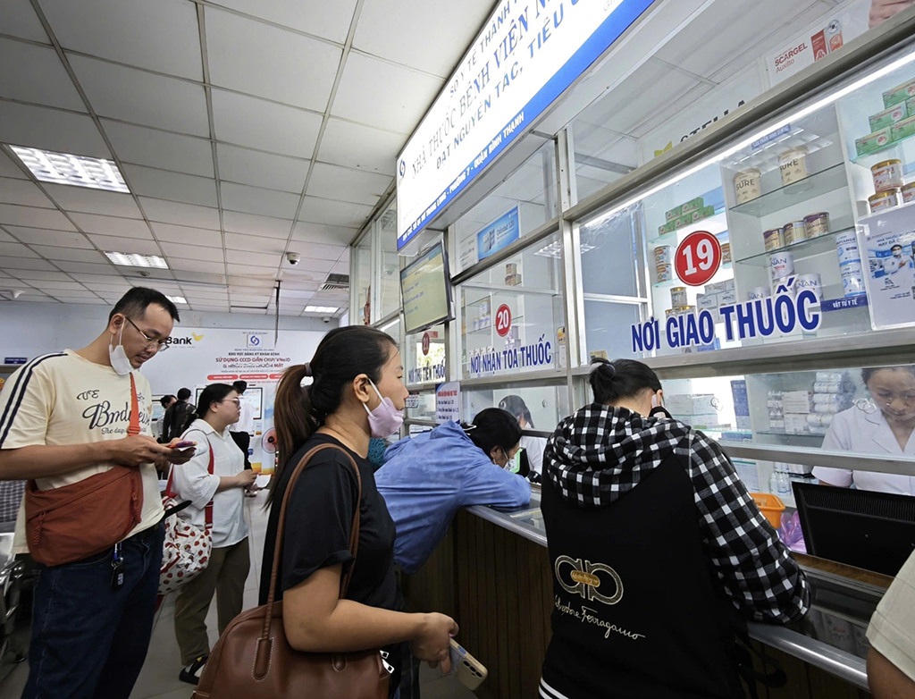Bảo hiểm y tế và gánh nặng 'tự mua thuốc ngoài'- Ảnh 1. Bảo hiểm y tế và gánh nặng 'tự mua thuốc ngoài'- Ảnh 1.