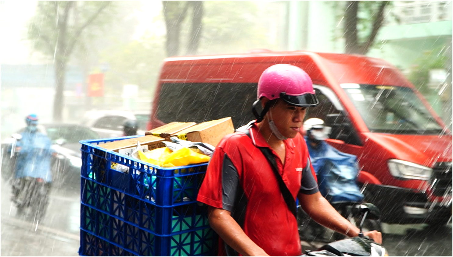 Không đỡ nổi cơn mưa chiều, người dân TP.HCM hết chạy mưa đến trốn mưa  - Ảnh 1.