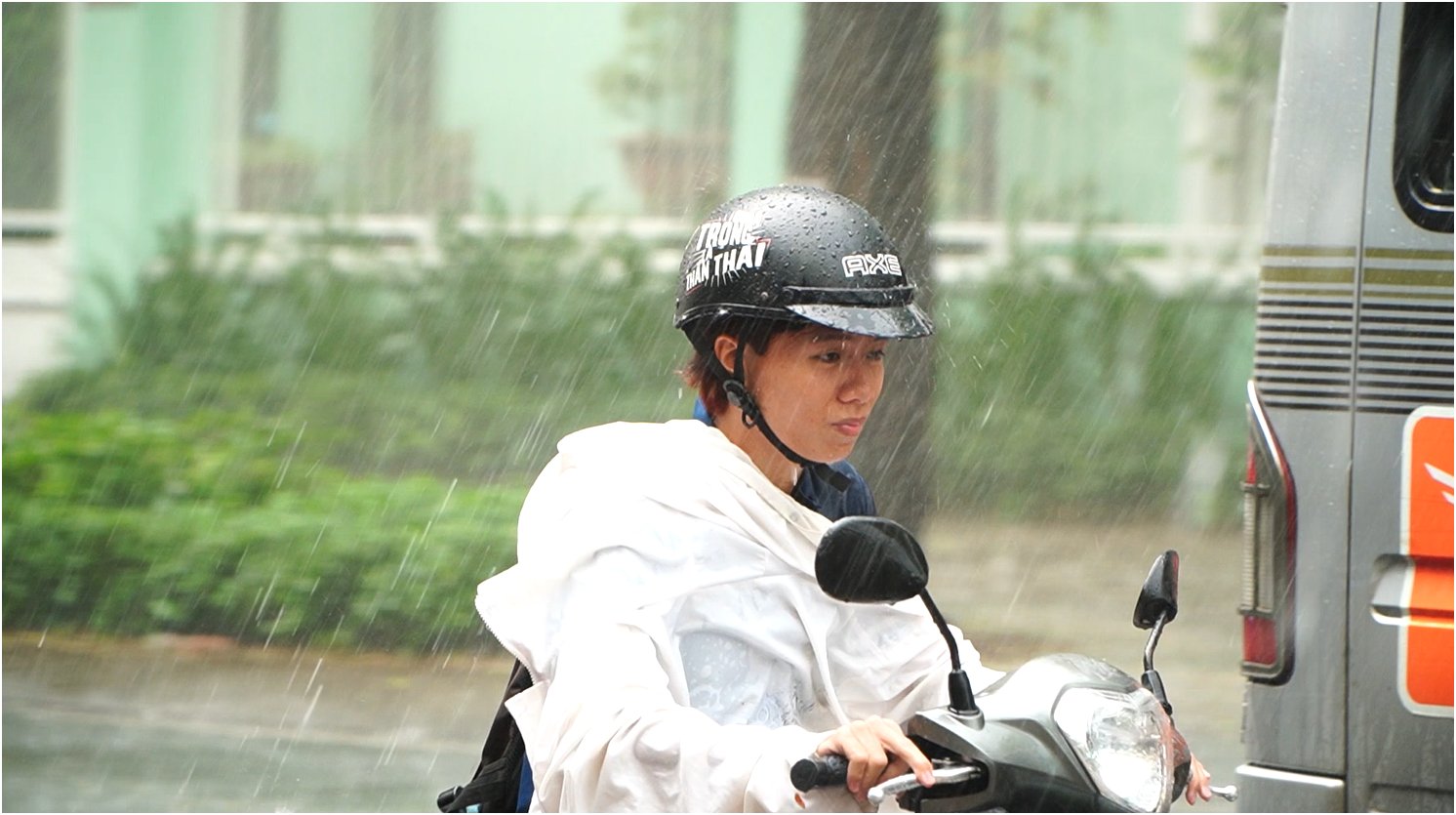 Không đỡ nổi cơn mưa chiều, người dân TP.HCM hết chạy mưa đến trốn mưa  - Ảnh 5.