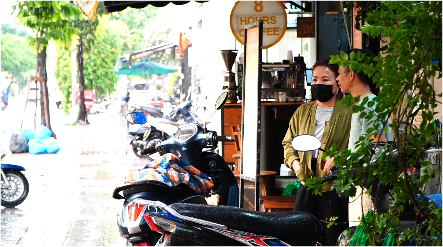 Không đỡ nổi cơn mưa chiều, người dân TP.HCM hết chạy mưa đến trốn mưa  - Ảnh 6.