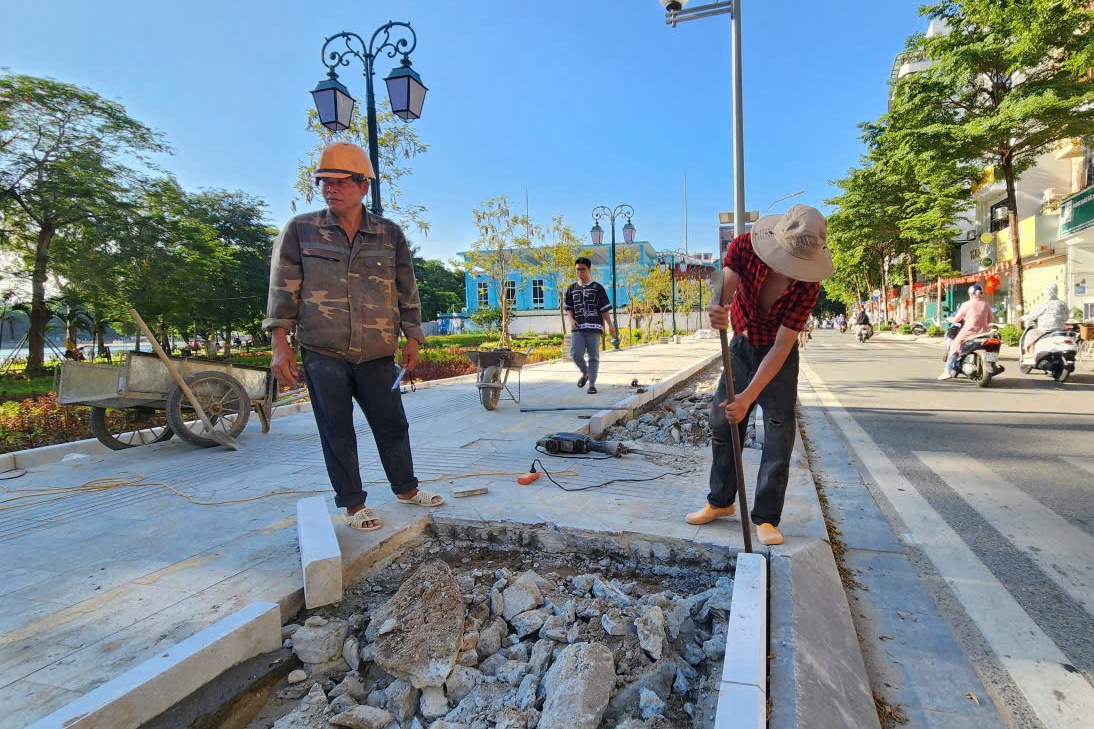 Vì sao vỉa hè gần công viên Thống nhất bị đào bới nham nhở?- Ảnh 1. Vì sao vỉa hè gần công viên Thống nhất bị đào bới nham nhở?- Ảnh 1.