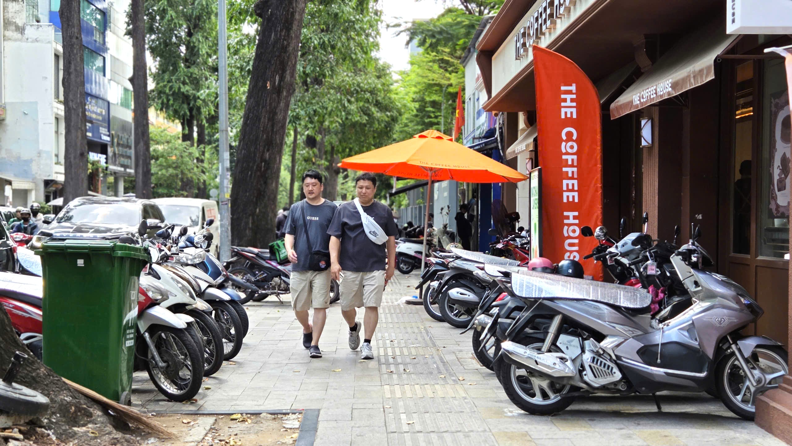 Cao điểm xử lý lấn chiếm vỉa hè: Công an TP.HCM phạt 408 bãi xe không phép- Ảnh 2.