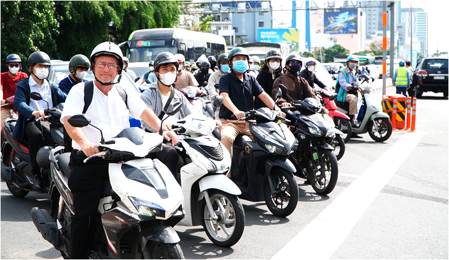Người d&acirc;n TP.HCM th&iacute;ch nghi thế n&agrave;o với c&aacute;ch chạy mới ở v&ograve;ng xoay Điện Bi&ecirc;n Phủ? - Ảnh 1.