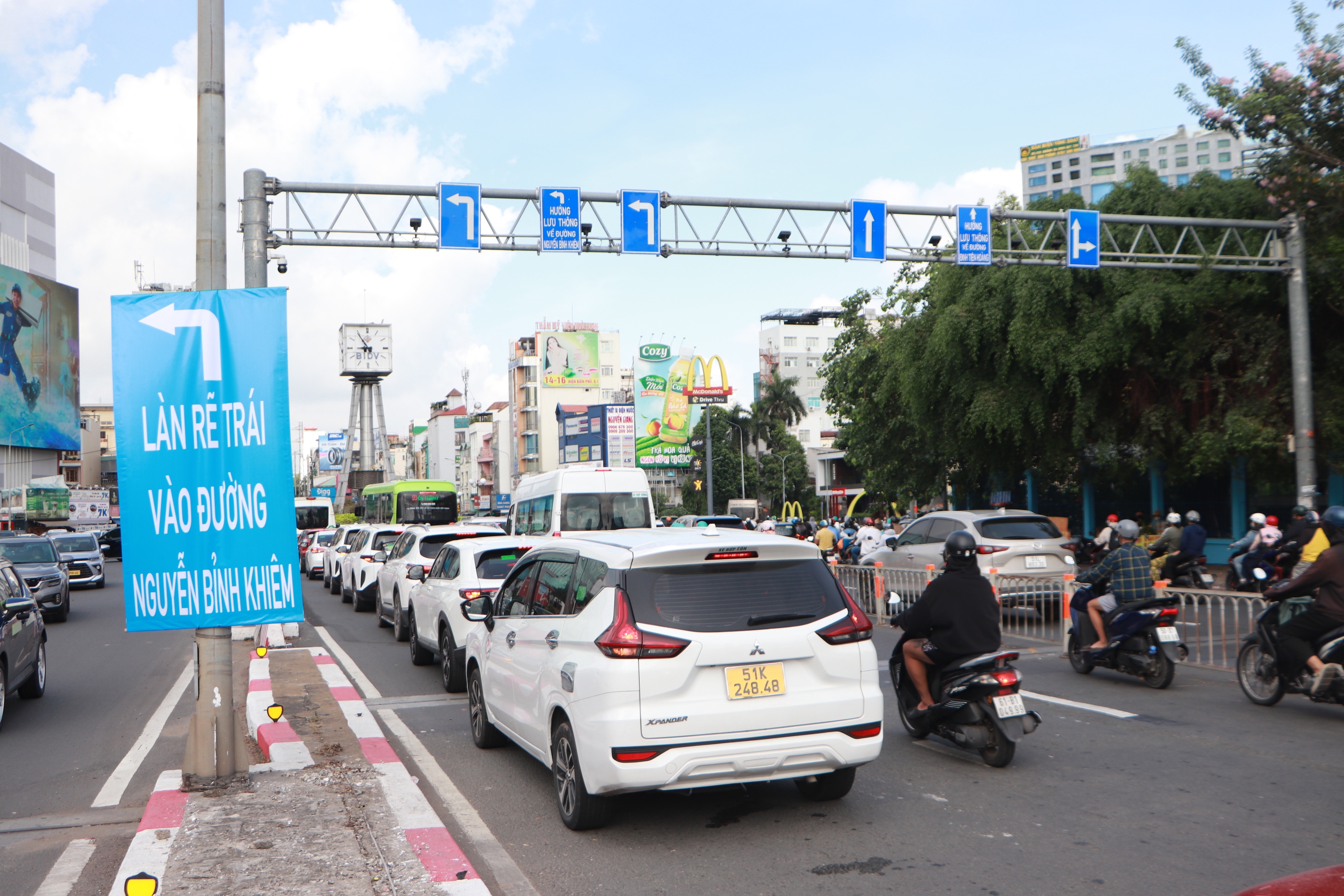 Người d&acirc;n TP.HCM th&iacute;ch nghi thế n&agrave;o với c&aacute;ch chạy mới ở v&ograve;ng xoay Điện Bi&ecirc;n Phủ? - Ảnh 4.