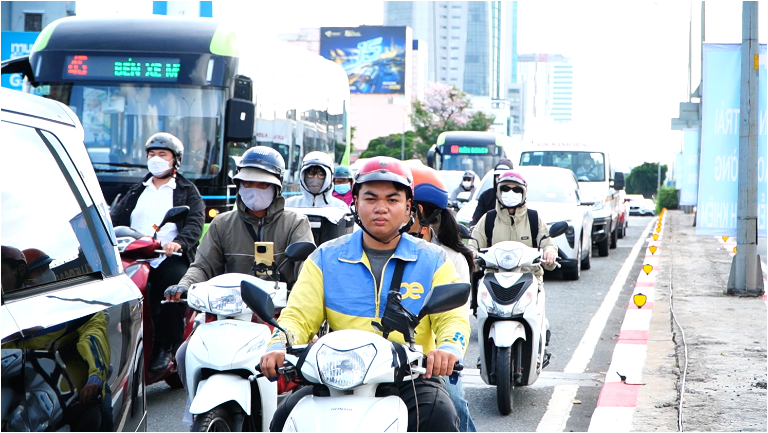 Người d&acirc;n TP.HCM th&iacute;ch nghi thế n&agrave;o với c&aacute;ch chạy mới ở v&ograve;ng xoay Điện Bi&ecirc;n Phủ? - Ảnh 3.