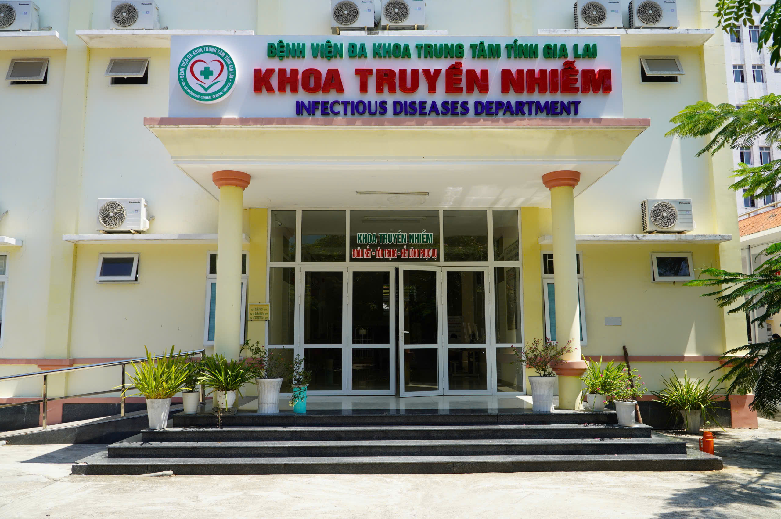 Nghi ngộ độc sau khi ăn bánh mì ở Quy Nhơn: Chủ cơ sở nhập viện - Ảnh 1.