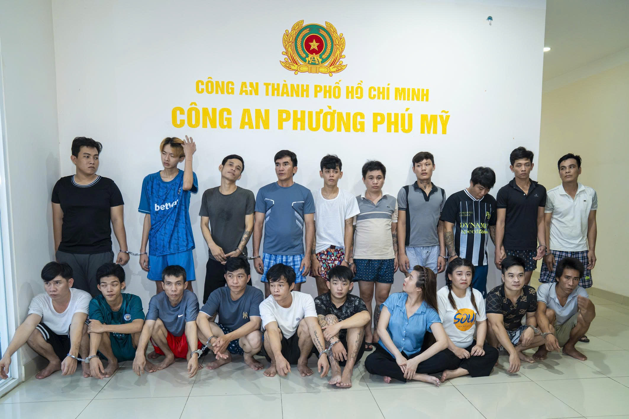 TP.HCM: Công an phường Phú Mỹ triệt phá đường dây ma túy, bắt 21 người - Ảnh 1.