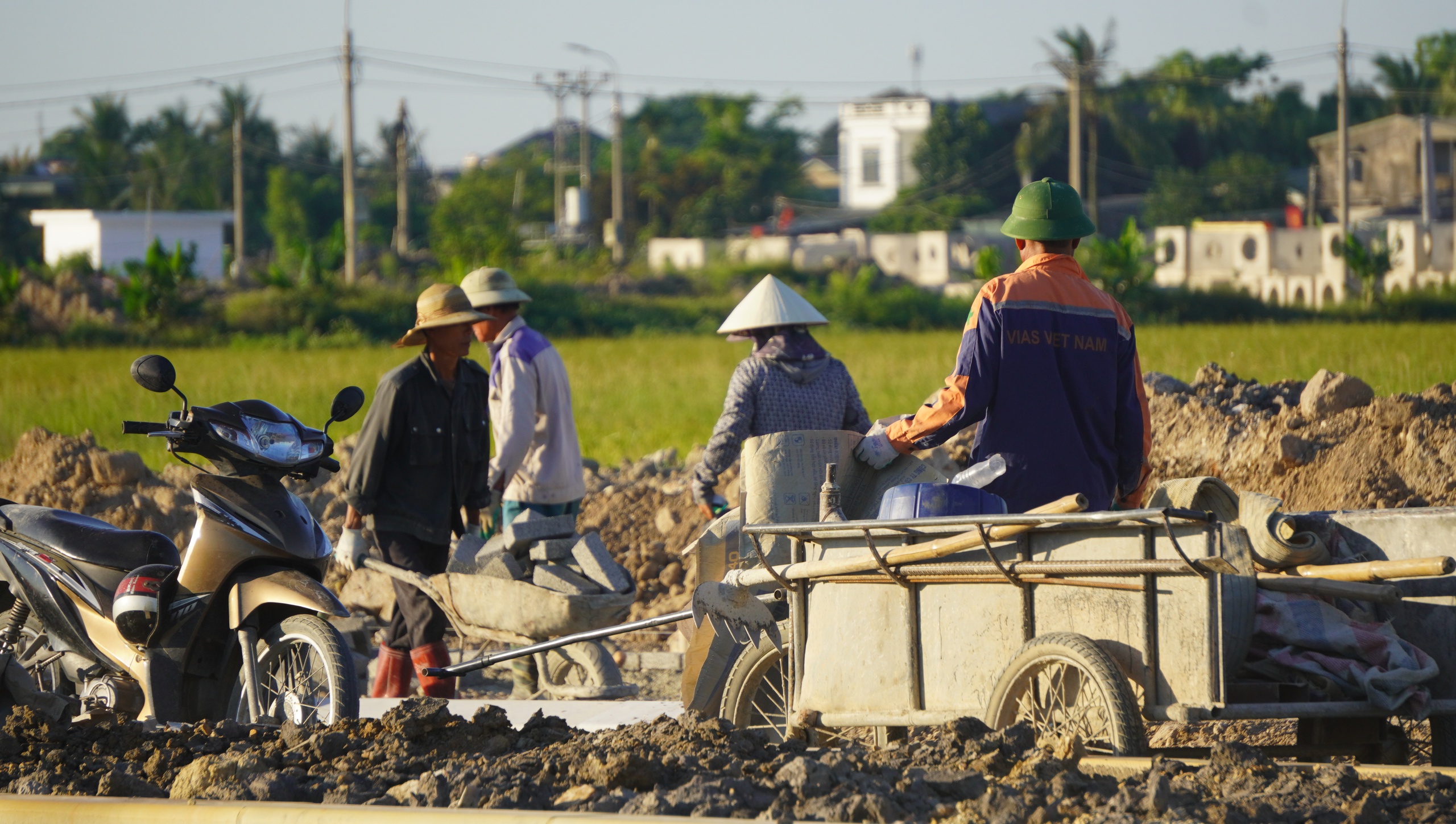  Người dân quang cuồng dưới nắng nóng đặc biệt gay gắt- Ảnh 4.
