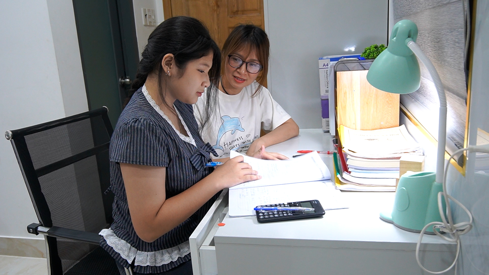 Đồng hành cùng con ôn thi, ba mẹ hóa 'trạm sạc' yêu thương - Ảnh 2.