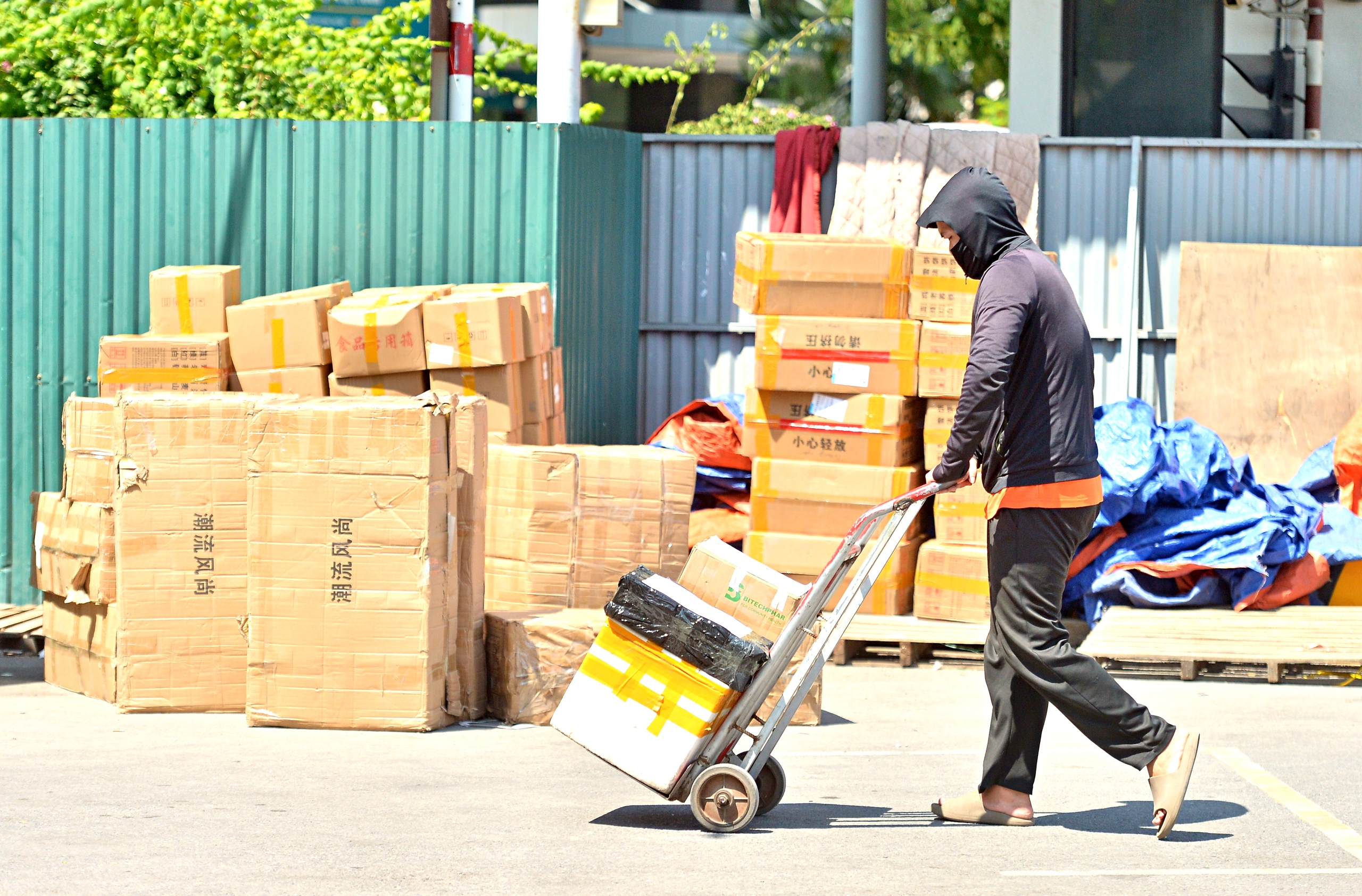 Người lao động oằn mình, kiệt sức làm việc dưới nắng nóng đỉnh điểm ở Hà Nội- Ảnh 1. Người lao động oằn mình, kiệt sức làm việc dưới nắng nóng đỉnh điểm ở Hà Nội- Ảnh 1.