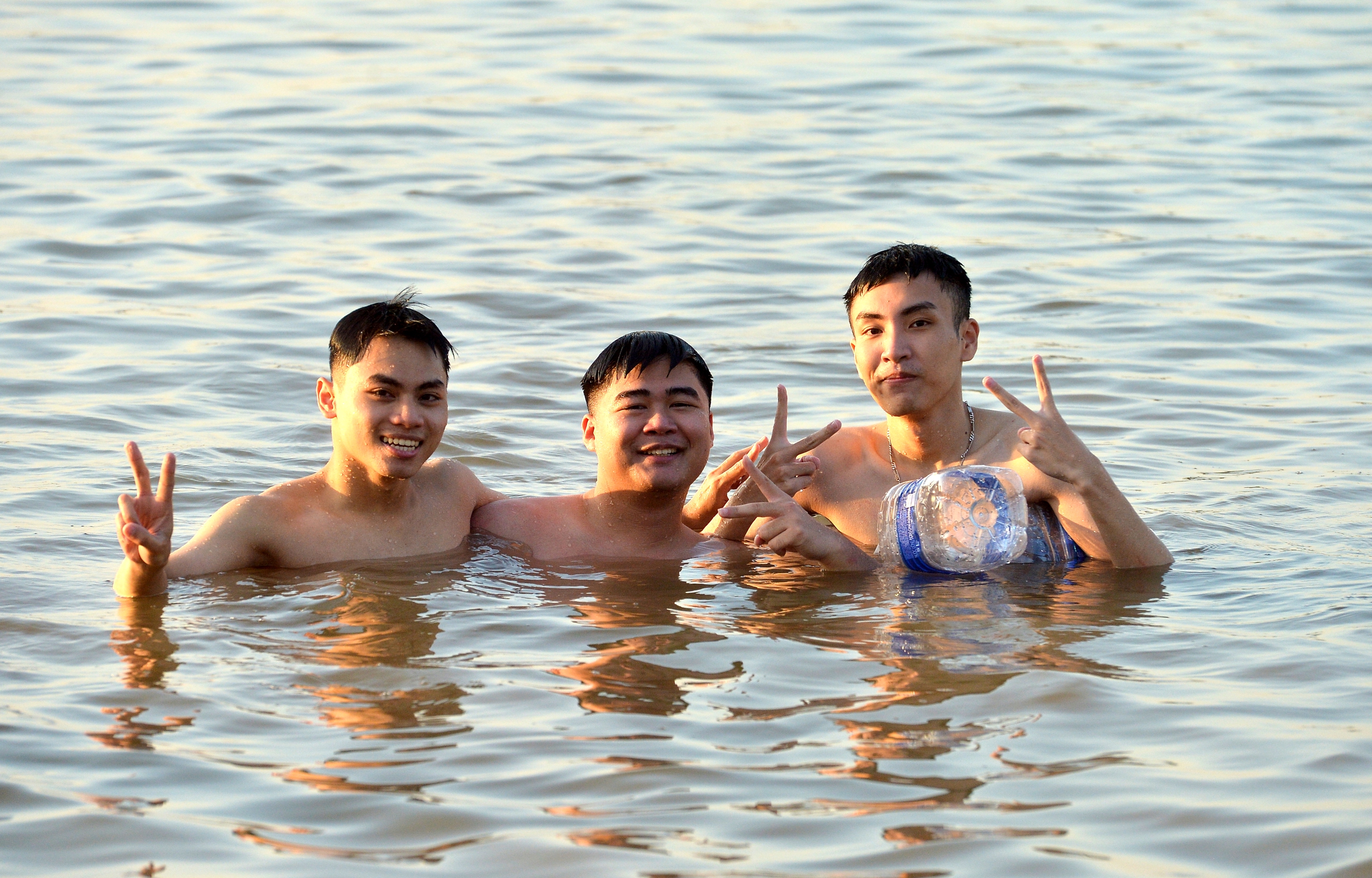 Tắm giải nhiệt trên sông Hồng- Ảnh 7.
